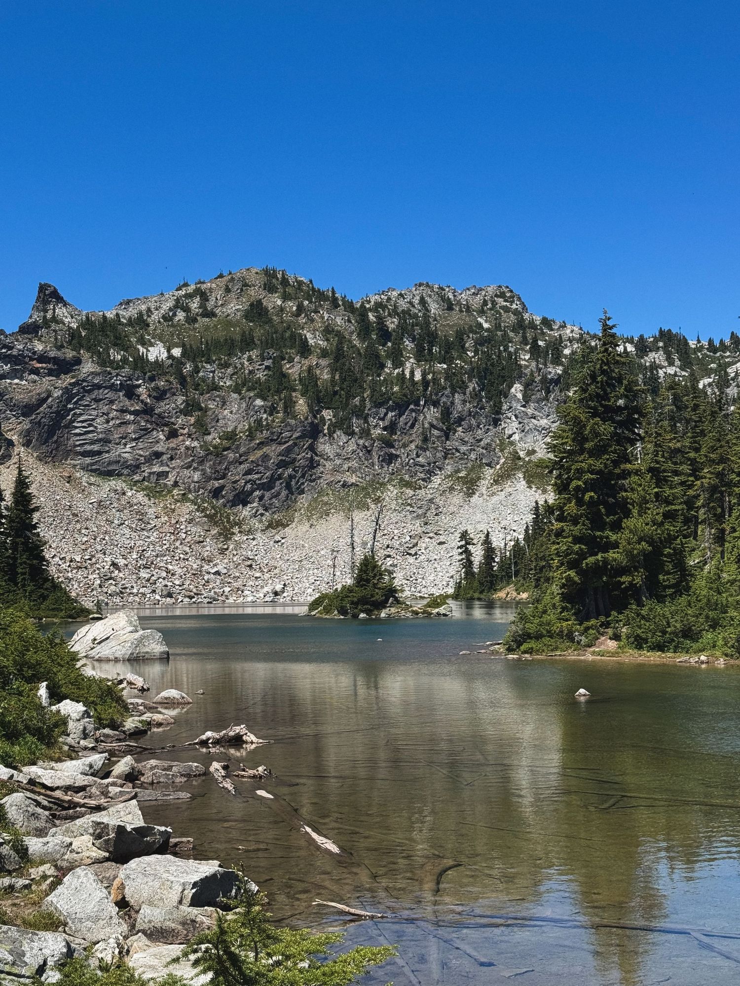 Clear mountain lake with turquoise water, Washington elopement scenery