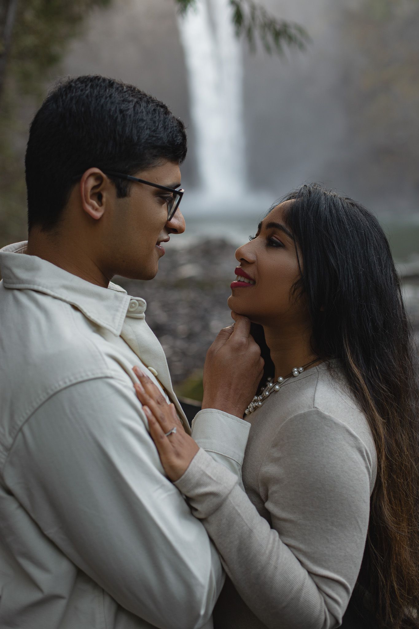 Seattle engagement photographer photographing a romantic Snoqualmie Falls session with sweeping PNW waterfall scenery