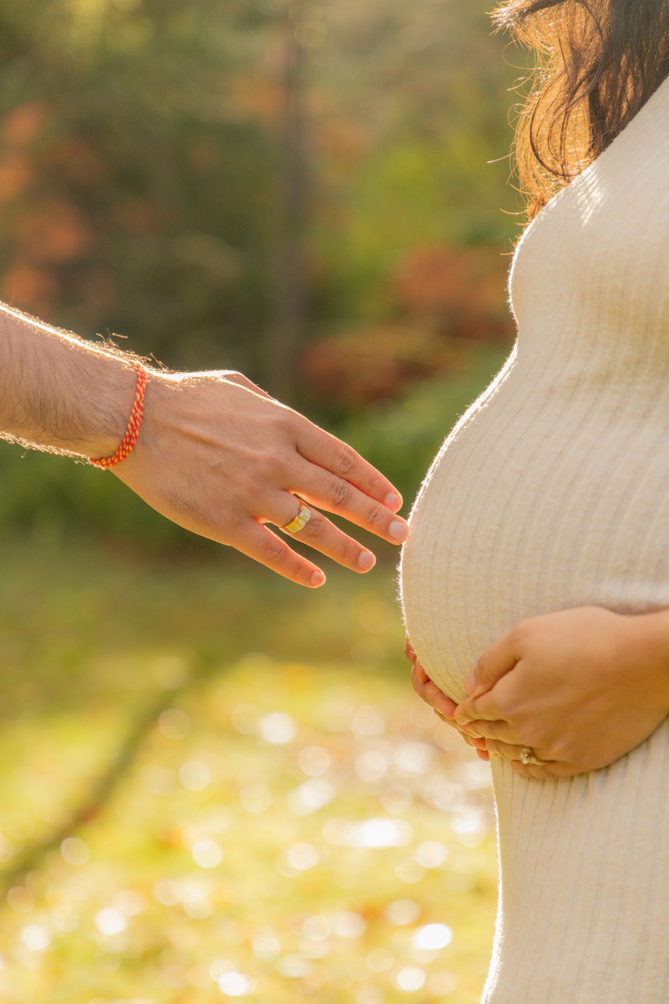 Outdoor maternity couple photoshoot in Seattle’s Washington Park Arboretum with an expectant mom and her partner