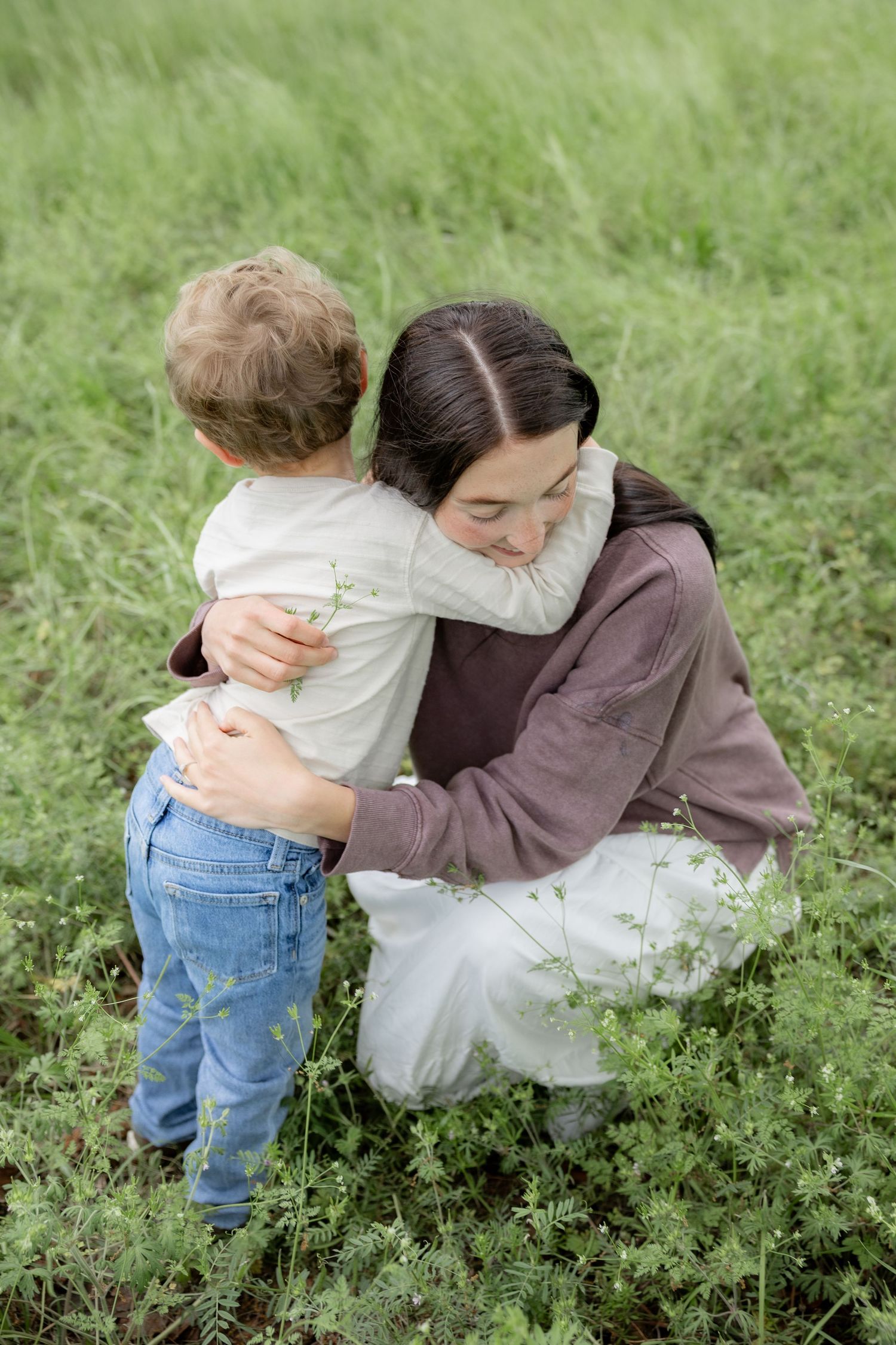 Candid family photos in a grass field | Dothan, Alabama Lifestyle Portrait Photographer
