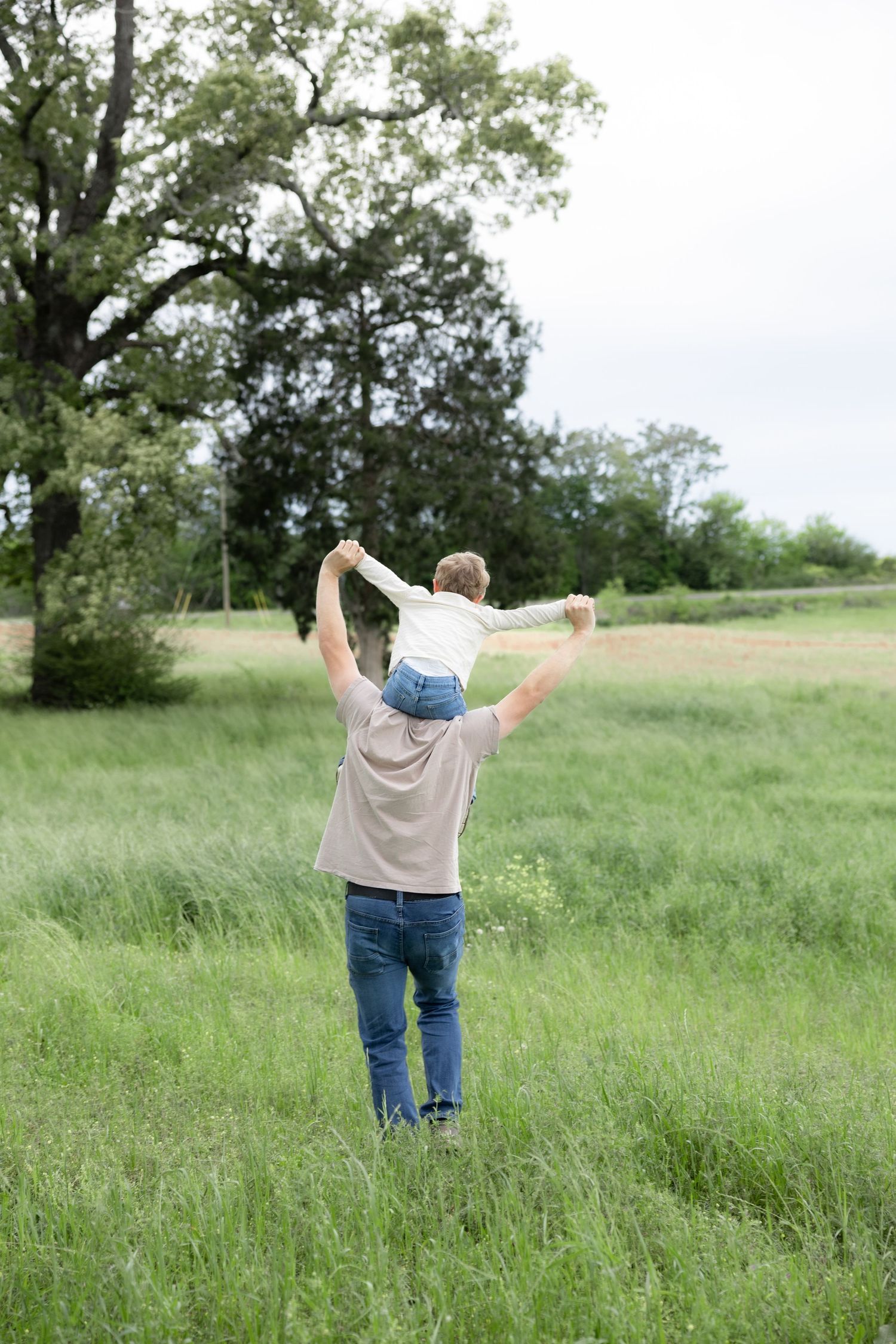 Candid family photos in a grass field | Dothan, Alabama Lifestyle Portrait Photographer