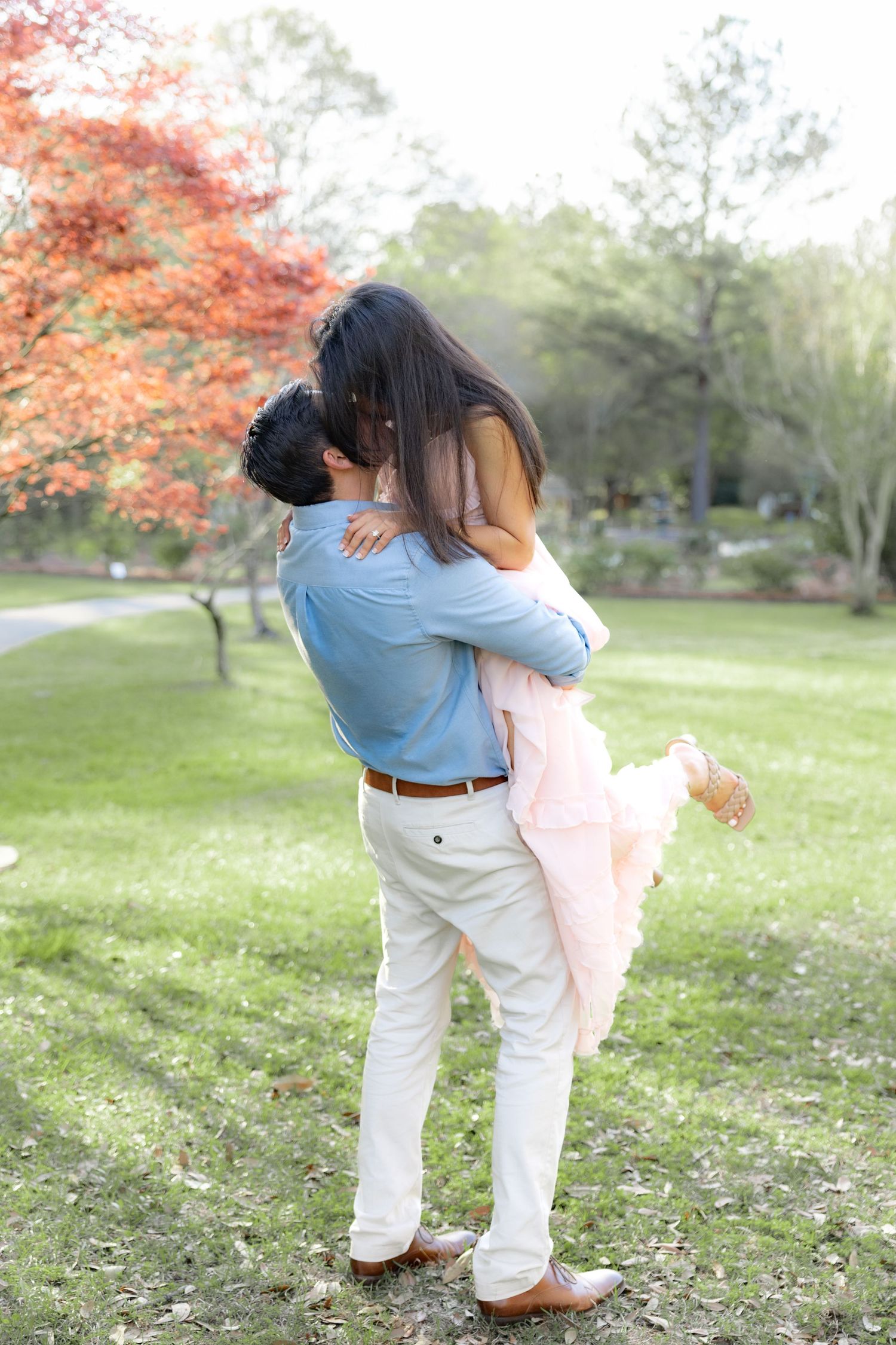 Romantic Spring Couple Photos at Dothan Area Botanical Gardens in Alabama