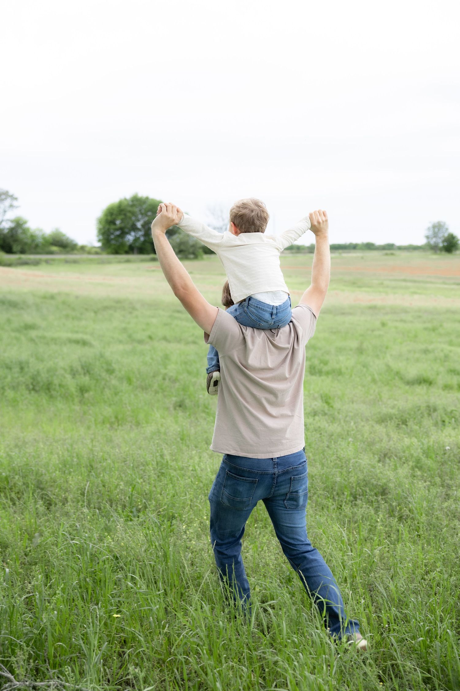 Candid family photos in a grass field | Dothan, Alabama Lifestyle Portrait Photographer
