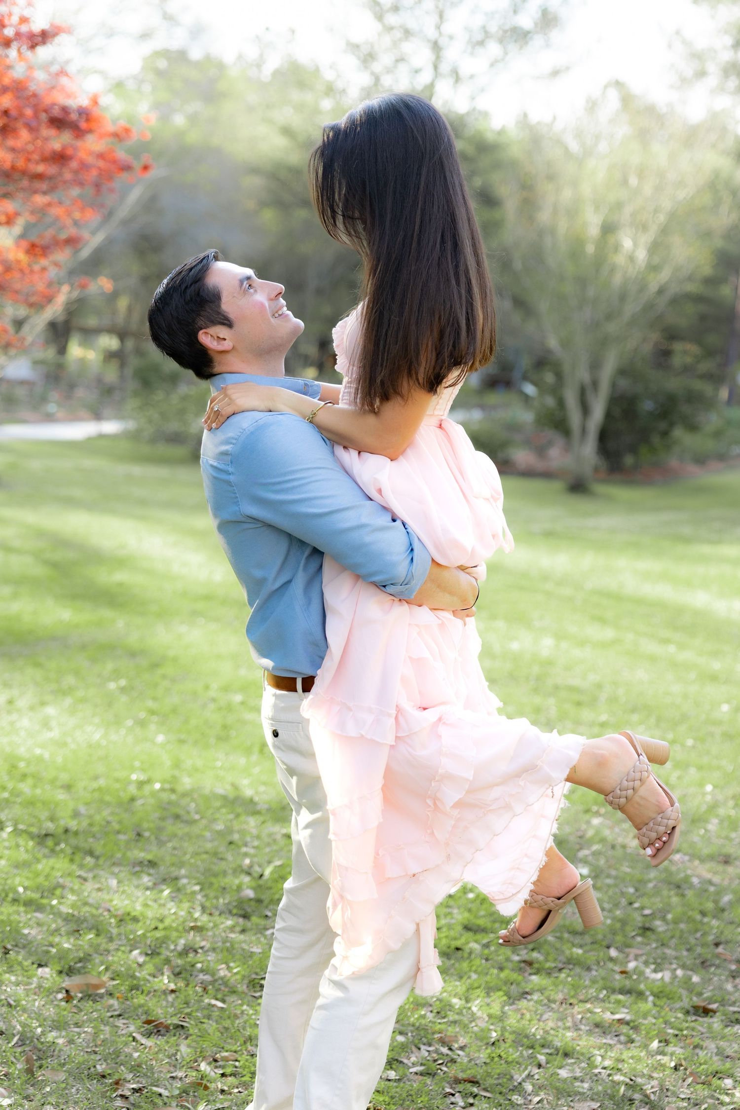 Romantic Spring Couple Photos at Dothan Area Botanical Gardens in Alabama