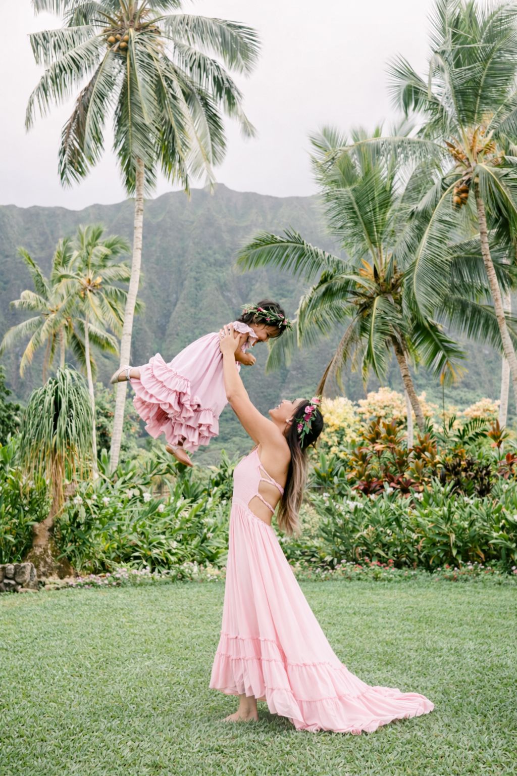 mom and daughter photography session in Hawaii