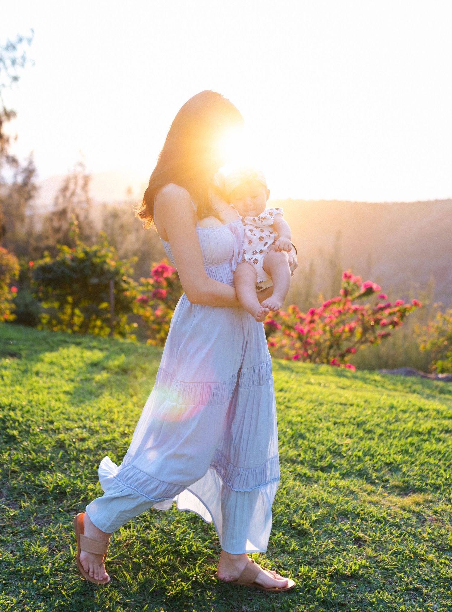 Motherhood photography in Oahu Hawaii garden