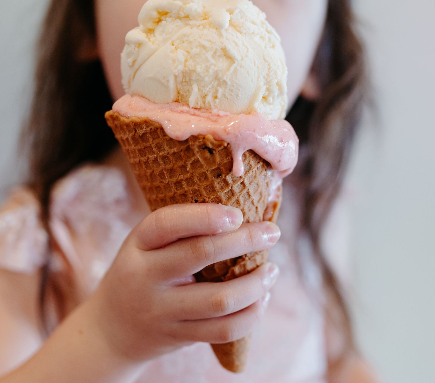 Child holding ice cream during Oahu Hawaii family photography session