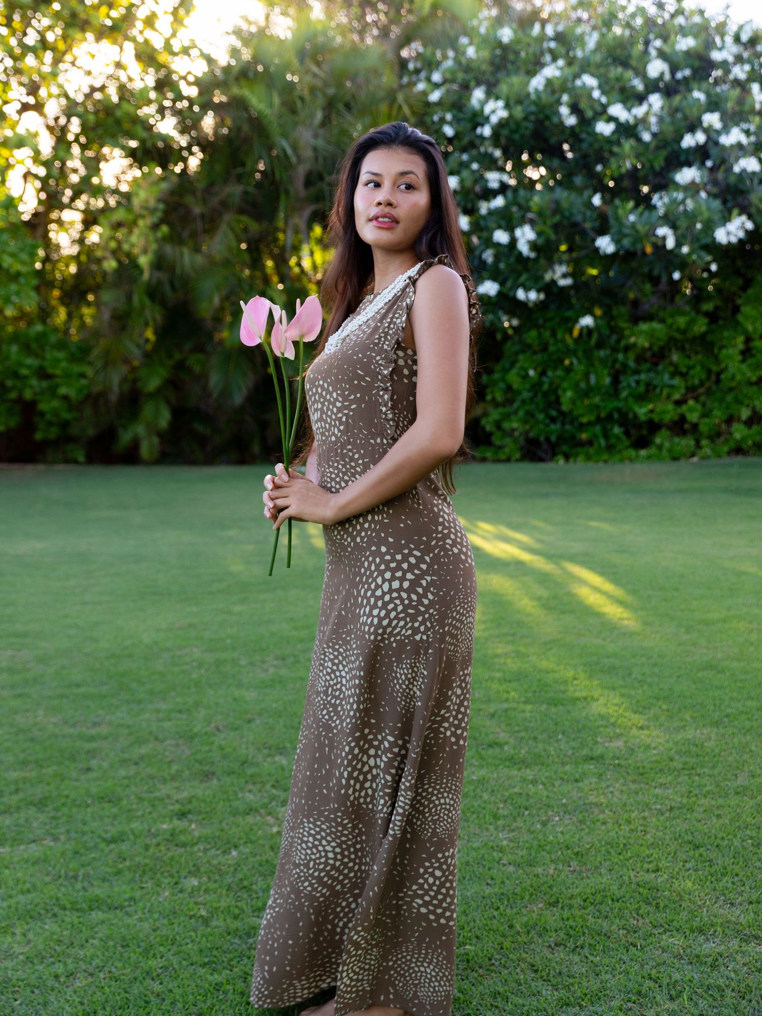 Gorgeous mom portrait in Hawaii garden