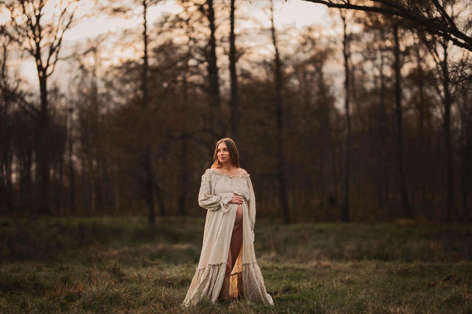Vacker gravid fotograferad i en linne klänning på hösten av Lovestories By Sara i Hässleholm
