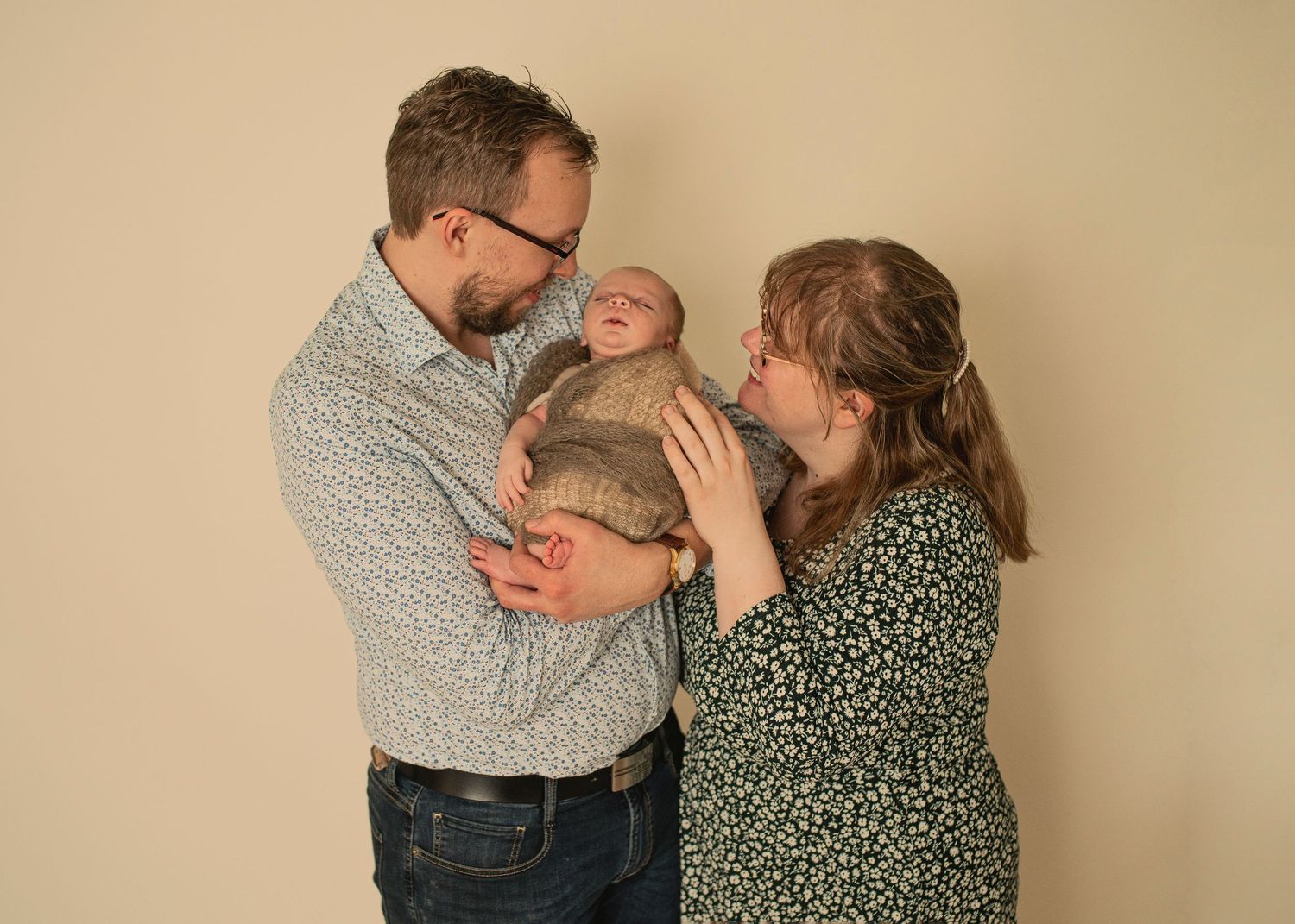 Nyföddfotografering i Skåne hos Lovestories by Sara. familjebilder på nyföddfotograferingen.