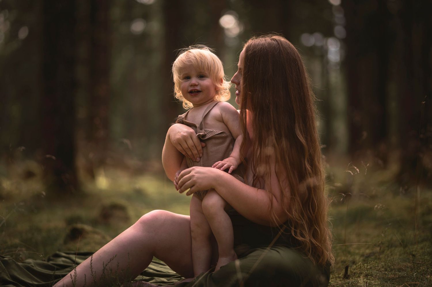 Amningsfotografering i Skåne med mamma och bebis i intimt och naturligt utomhusljus.