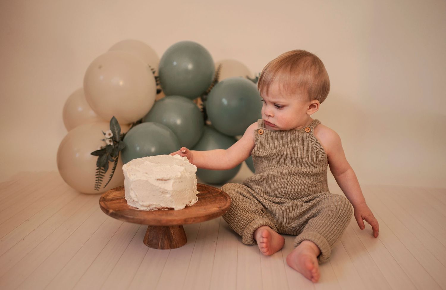 Smash the cake fotografering i Hässleholm. Bilderna är tagna hos Lovestories By Sara i Skåne.