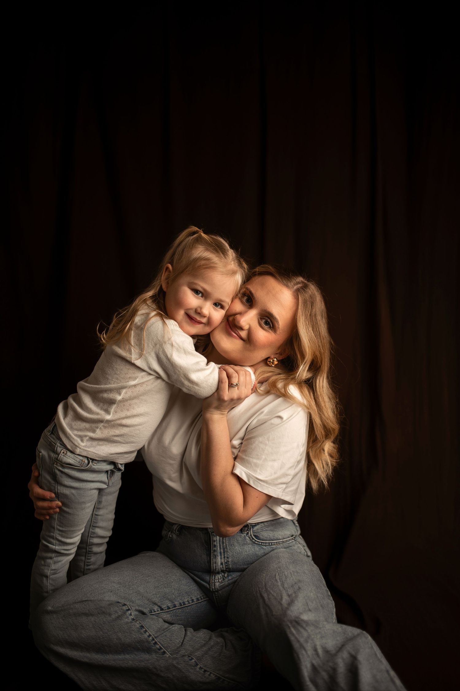 Familjefotografering i Hässleholm med mamma och dotter i varm och kärleksfull studiofotografering.
