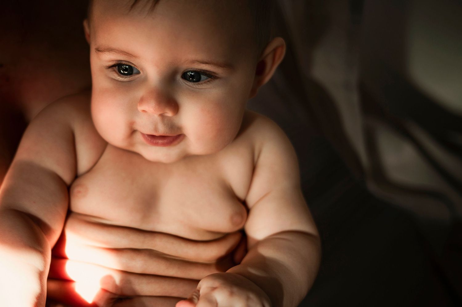 moderskapsfotografering i Hässleholm med mamma och bebis i hemmiljö i en intim stund.