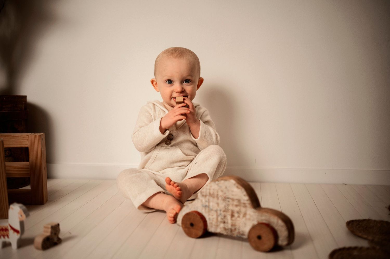 Barnfotografering i Hässleholm med ett barn i boho-studiomiljö i cream-toner.