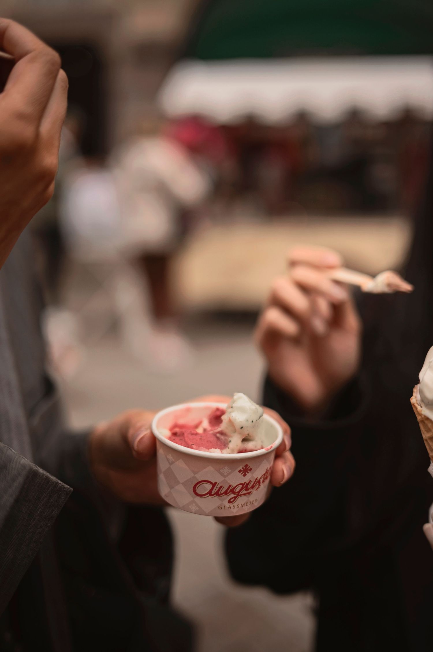 Företagsfotografering i Skåne med glass i gelato-kopp på utomhusevent.