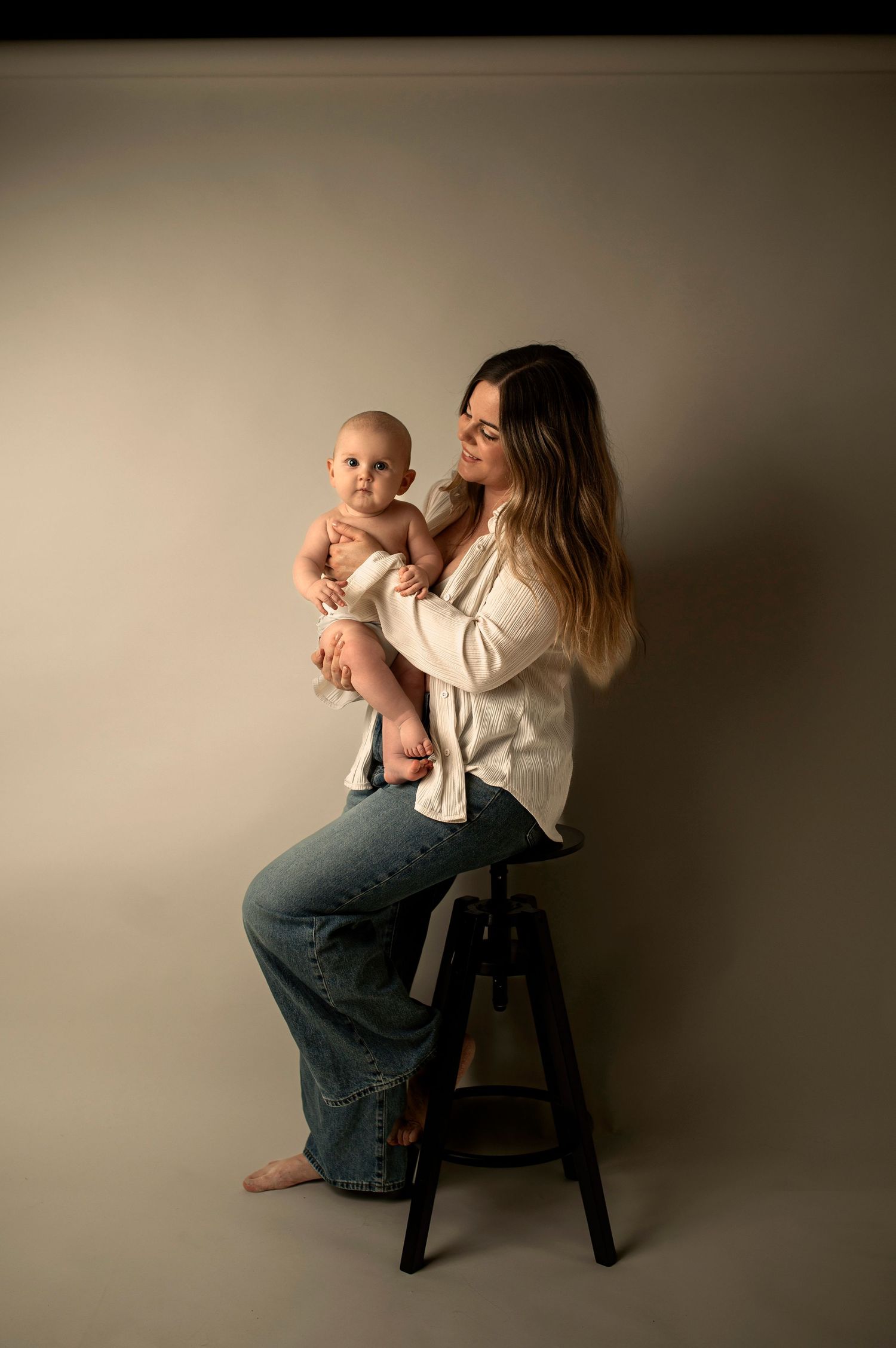 6-månadersfotografering i Hässleholm med mamma och bebis i mjukt studioljus.