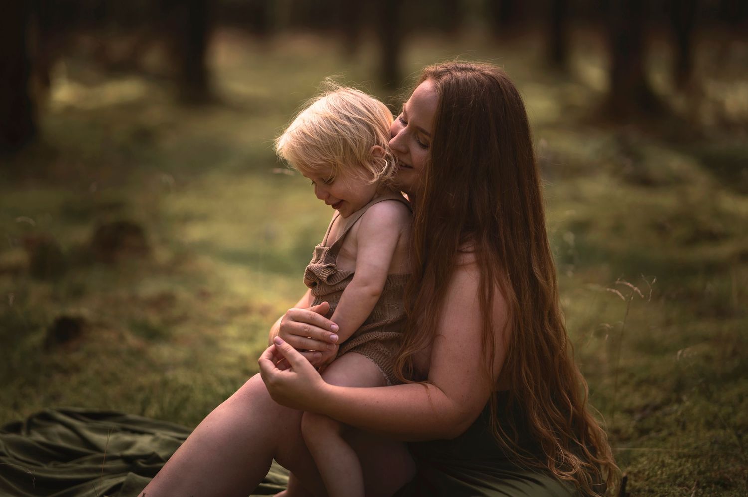 Amningsfotografering i Skåne med mamma och bebis i intimt och naturligt utomhusljus.