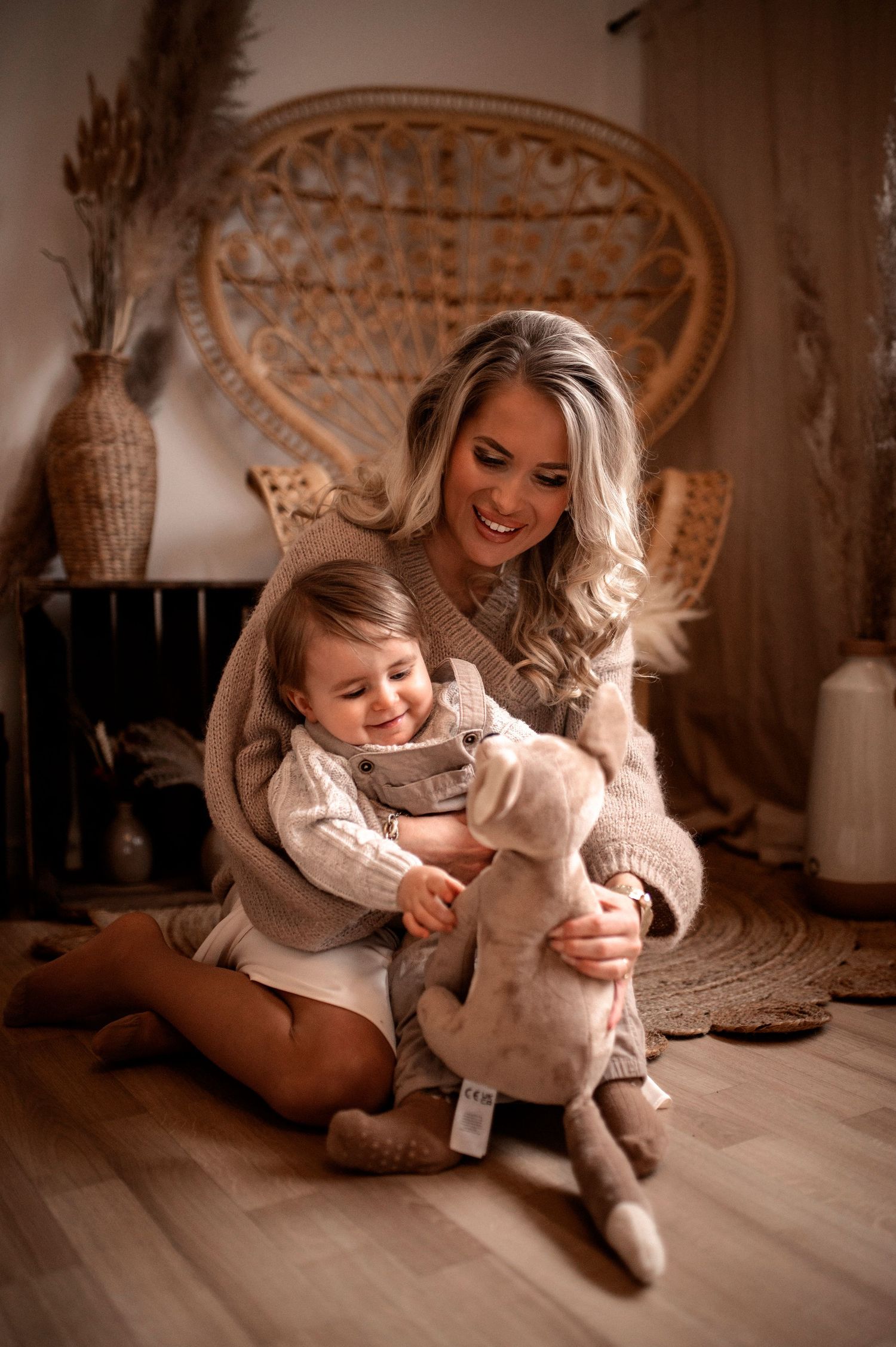 Mamma och barn under en familjefotografering i studio i Hässleholm med bohemisk inredning.