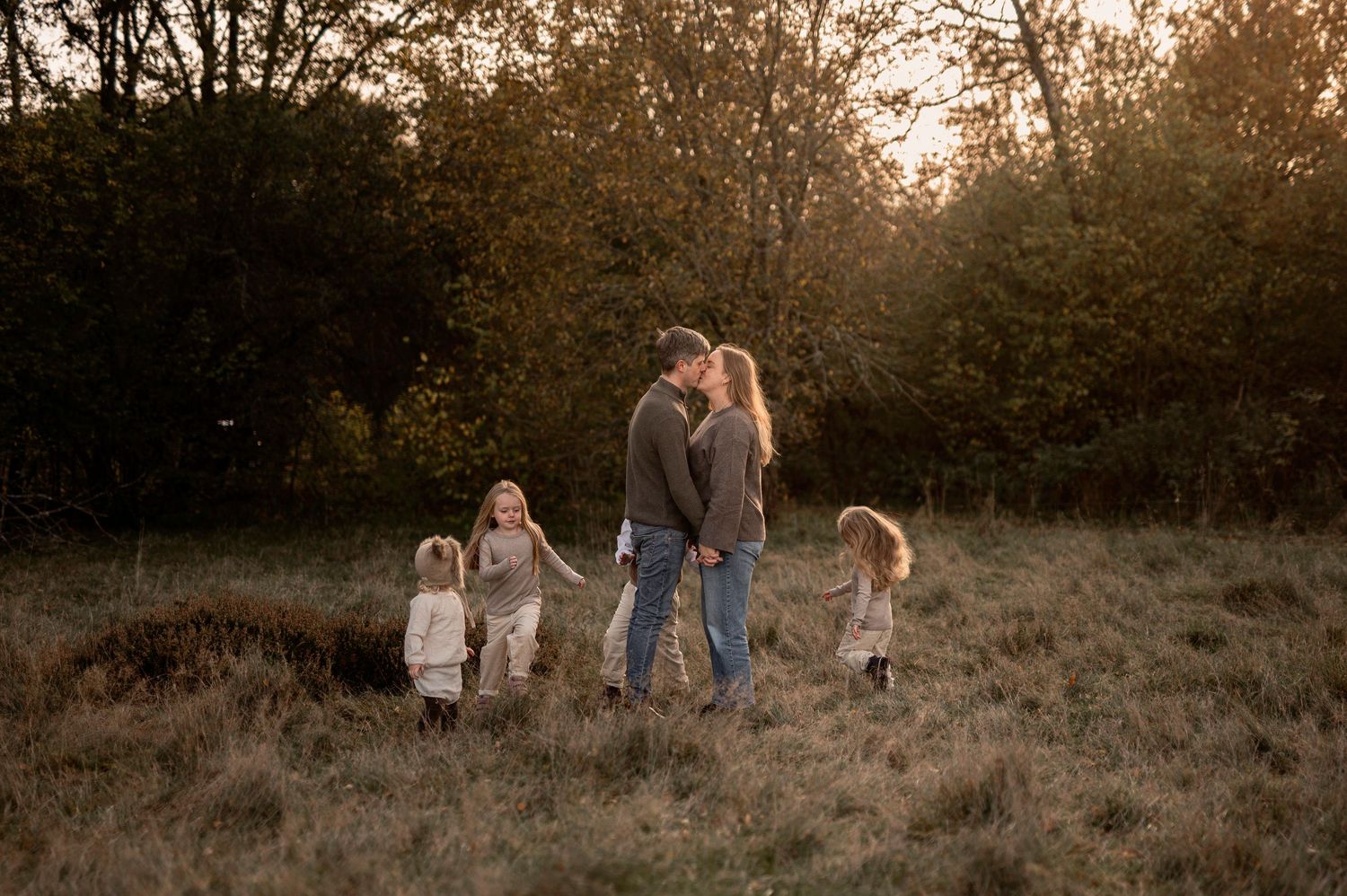 Familjefotografering i Skåne med familj på fem i höstäng i gyllene kvällsljus.