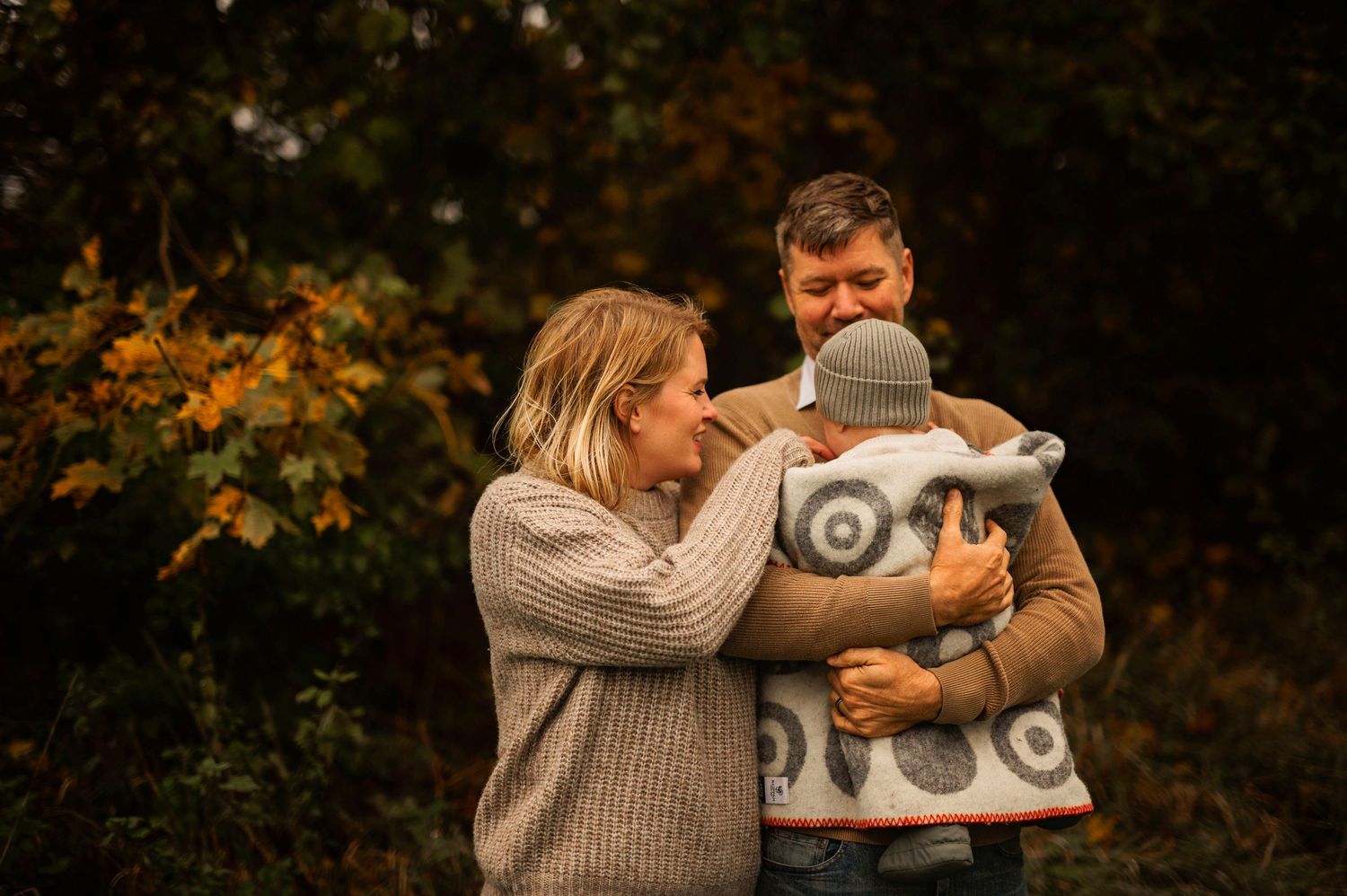 A family shares an intimate moment together during an autumn photo session.