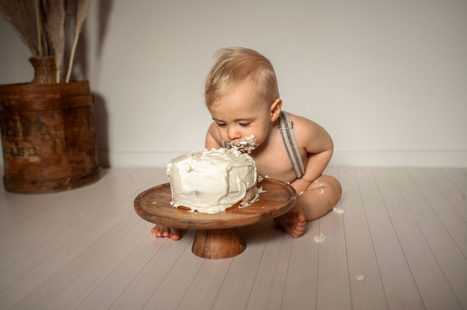 Ettårsfotografering i Hässleholm där en liten pojke äter sin födelsedagstårta under en smash the cake-session.