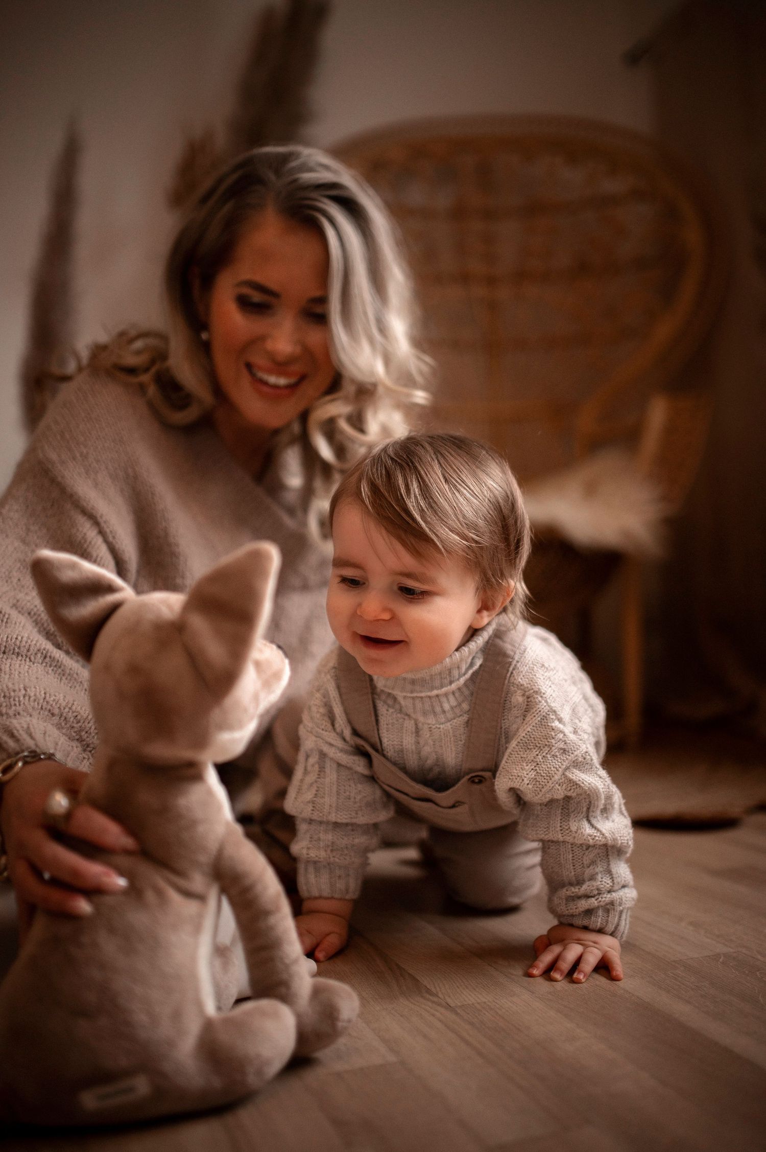 Mamma och barn under en familjefotografering i studio i Hässleholm med bohemisk inredning.