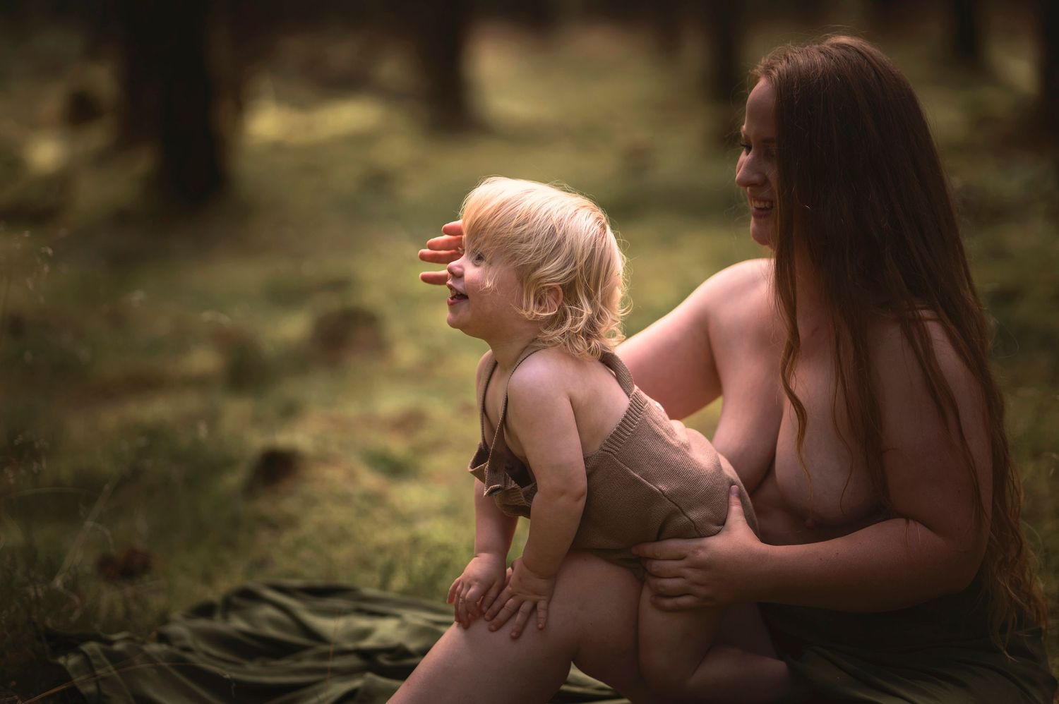 Amningsfotografering i Skåne med mamma och bebis i intimt och naturligt utomhusljus.