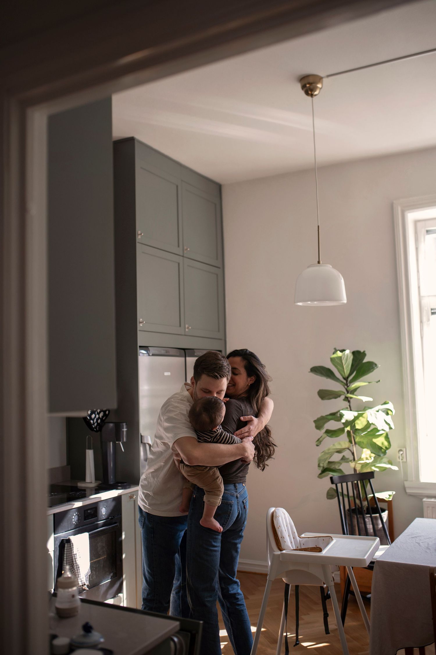 Lifestyle företagsfotografering i Skåne med familj i hemmalik miljö i modernt kök.