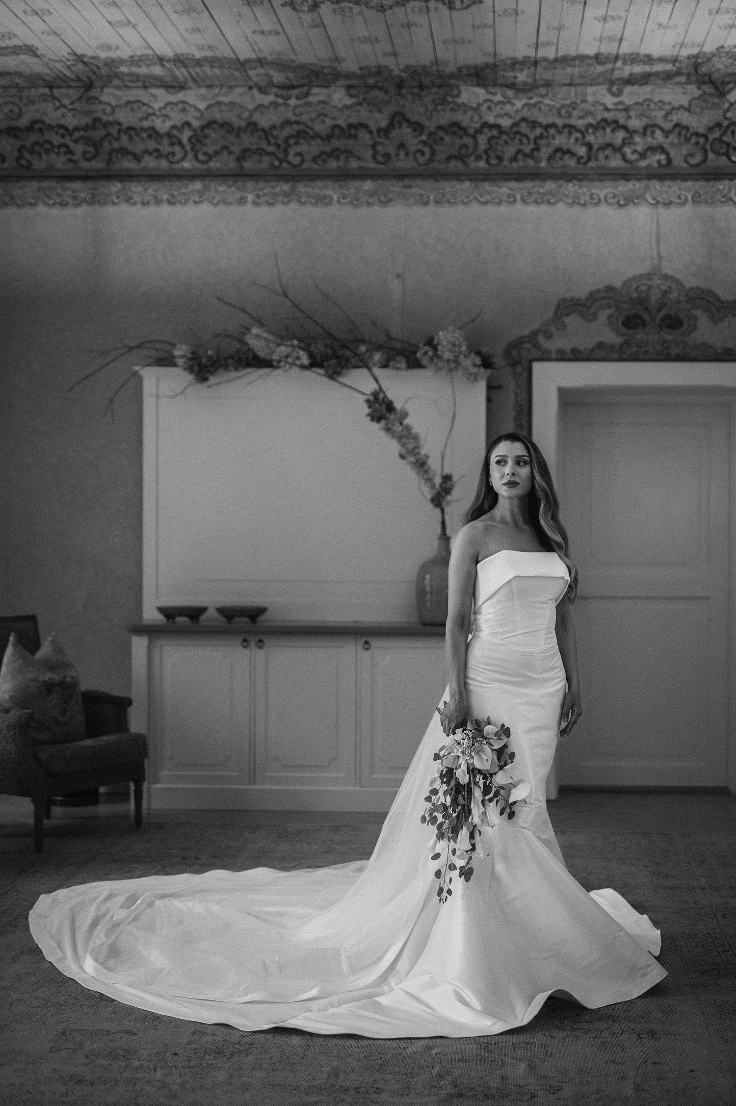 Bröllopsfotografering på Norrviken i Skåne med brud i svartvitt fine art porträtt med bukett.