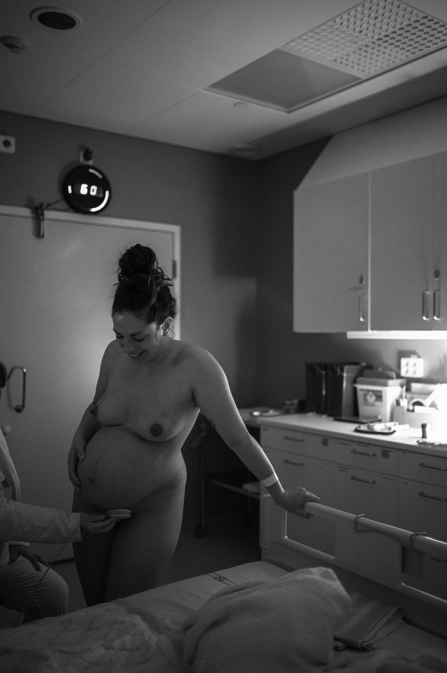 Svartvit gravidfotografering i Skåne med en gravid kvinna i sjukhusmiljö i mjukt naturligt ljus.
