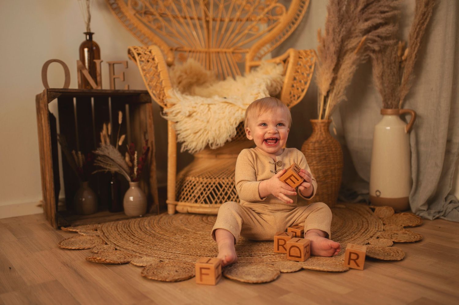 1 års bilder tagna i bohemisk studio. Bilderna är tagna hos Lovestories By Sara i Skåne.