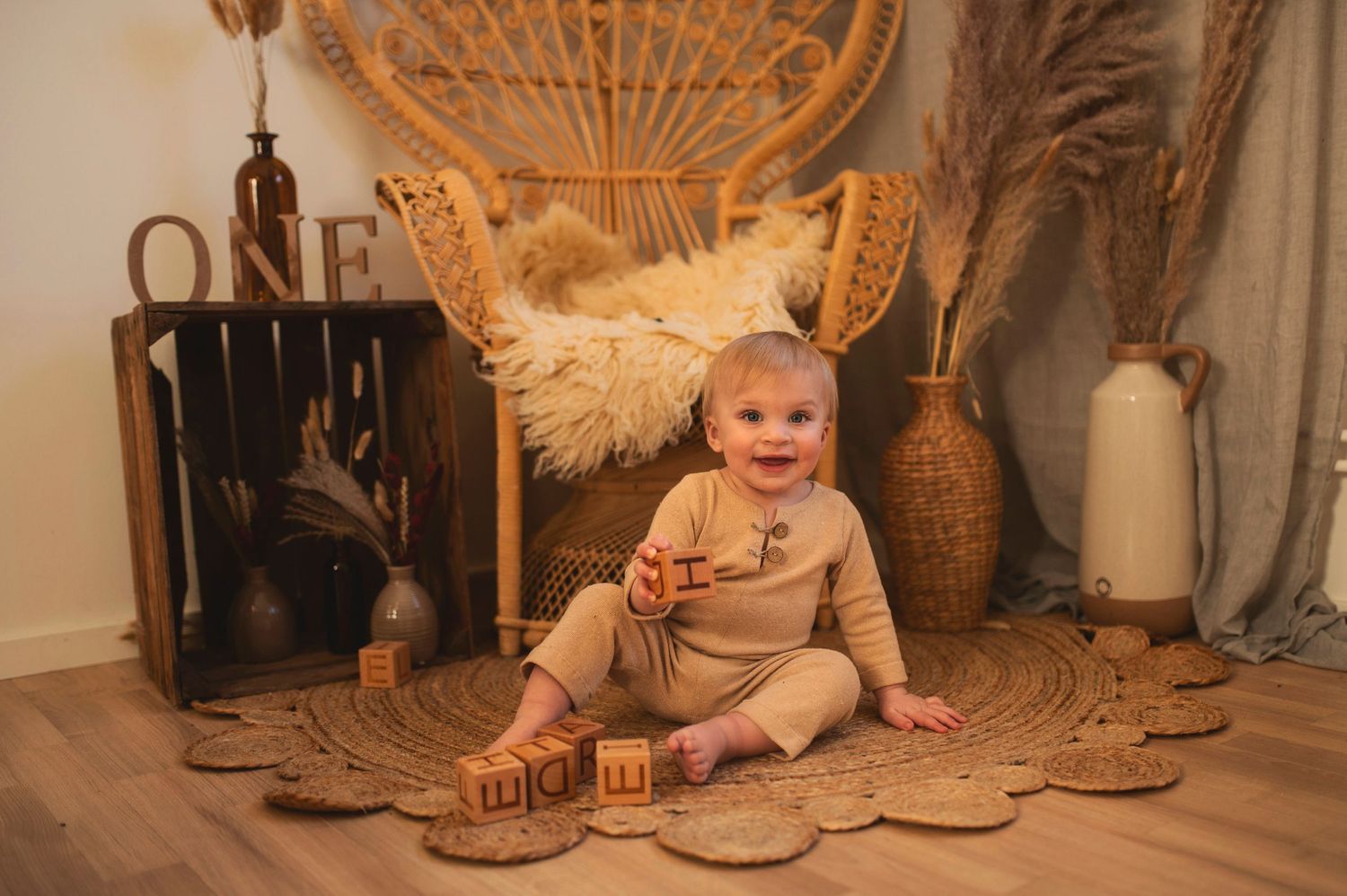 1 års bilder tagna i bohemisk studio. Bilderna är tagna hos Lovestories By Sara i Skåne.