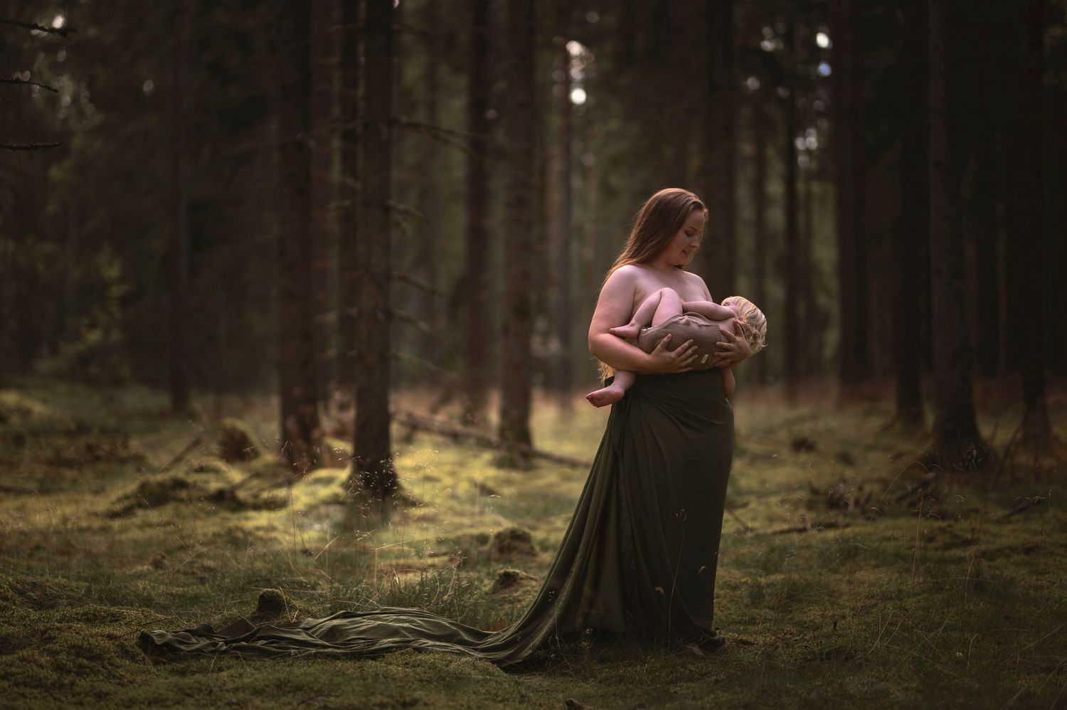 Amningsfotografering i Skåne med mamma och bebis i intimt och naturligt utomhusljus.