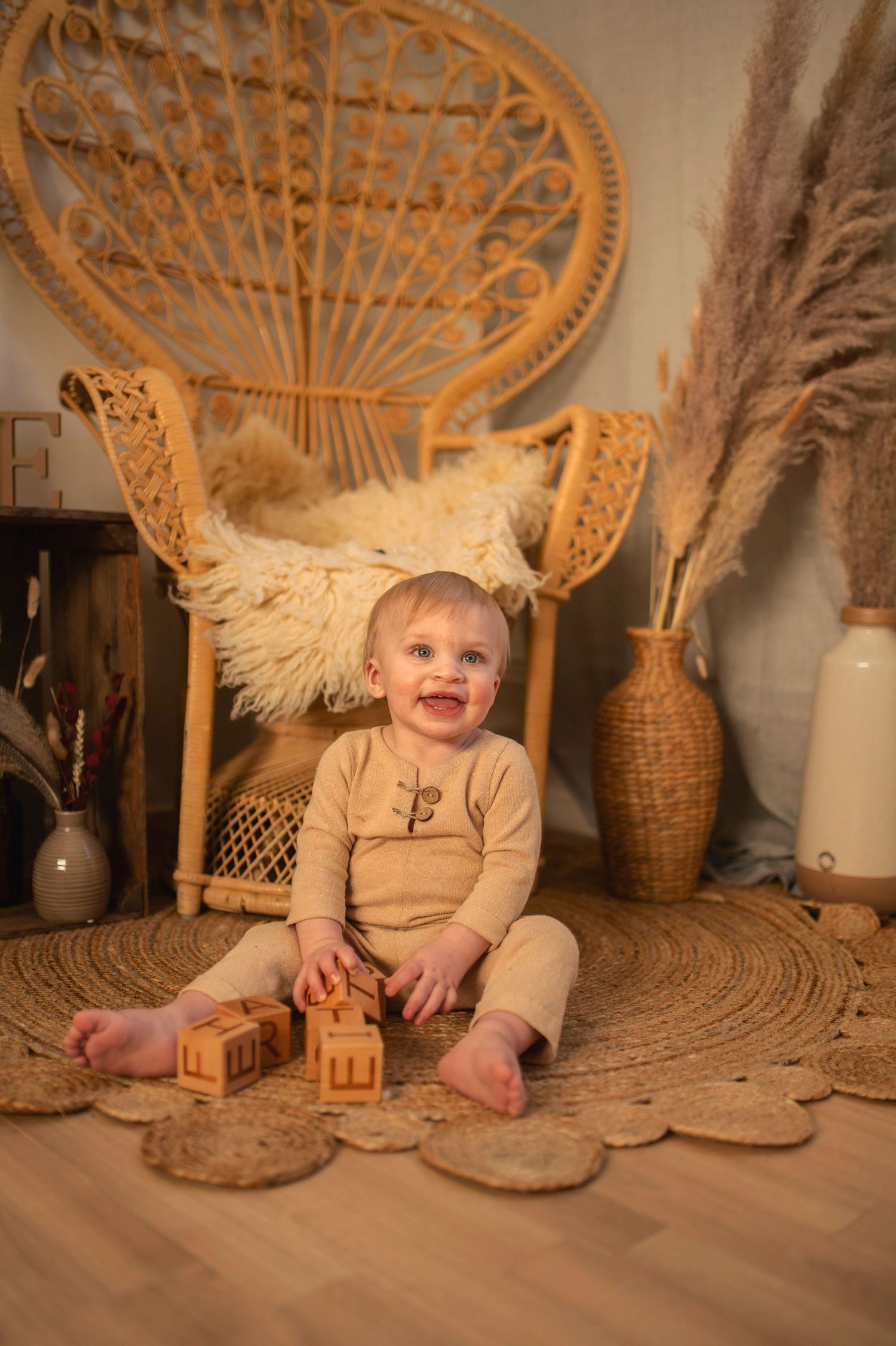 1 års bilder tagna i bohemisk studio. Bilderna är tagna hos Lovestories By Sara i Skåne.
