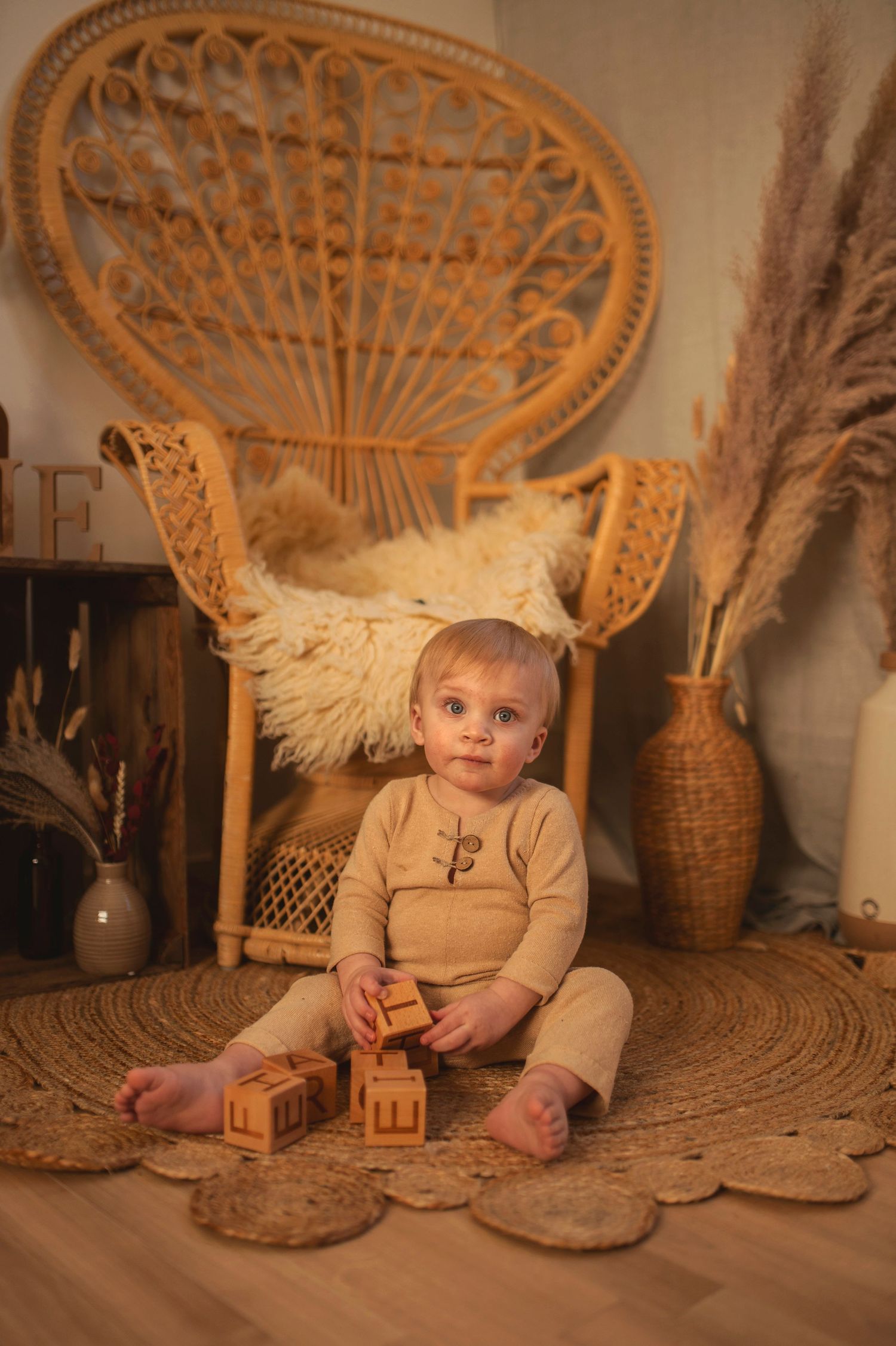 1 års bilder tagna i bohemisk studio. Bilderna är tagna hos Lovestories By Sara i Skåne.
