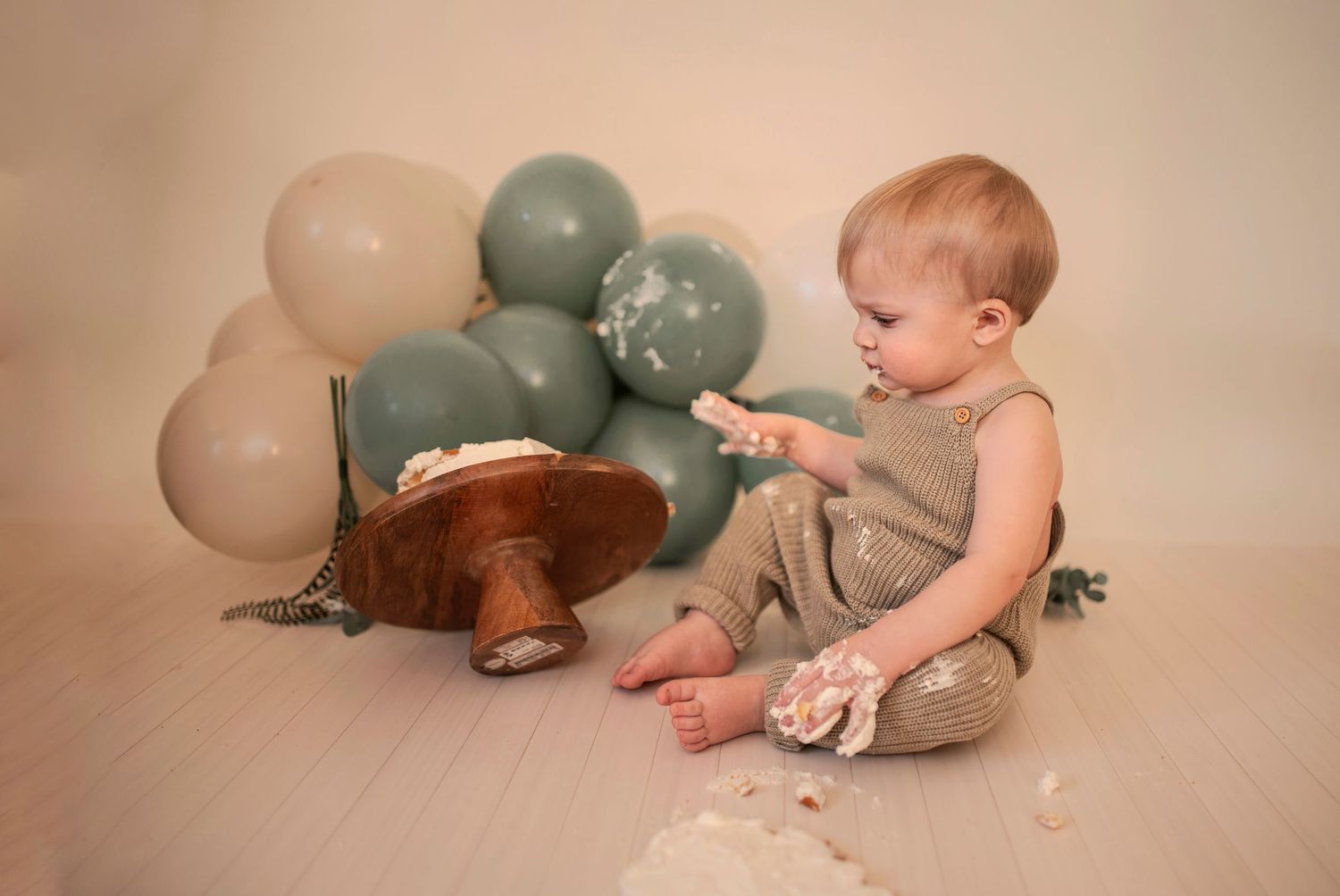 Smash the cake fotografering i Hässleholm. Bilderna är tagna hos Lovestories By Sara i Skåne.
