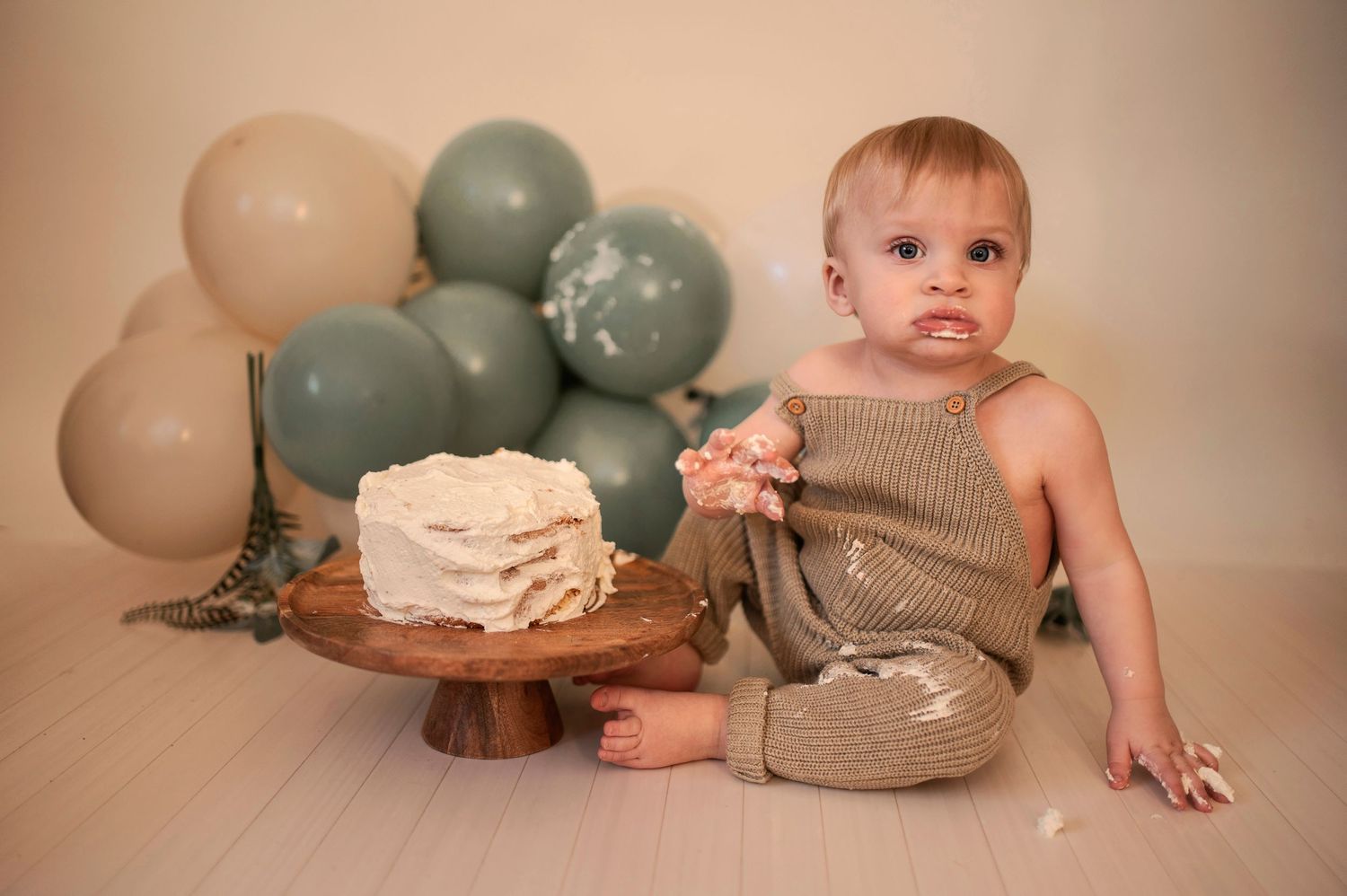 Smash the cake fotografering i Hässleholm. Bilderna är tagna hos Lovestories By Sara i Skåne.