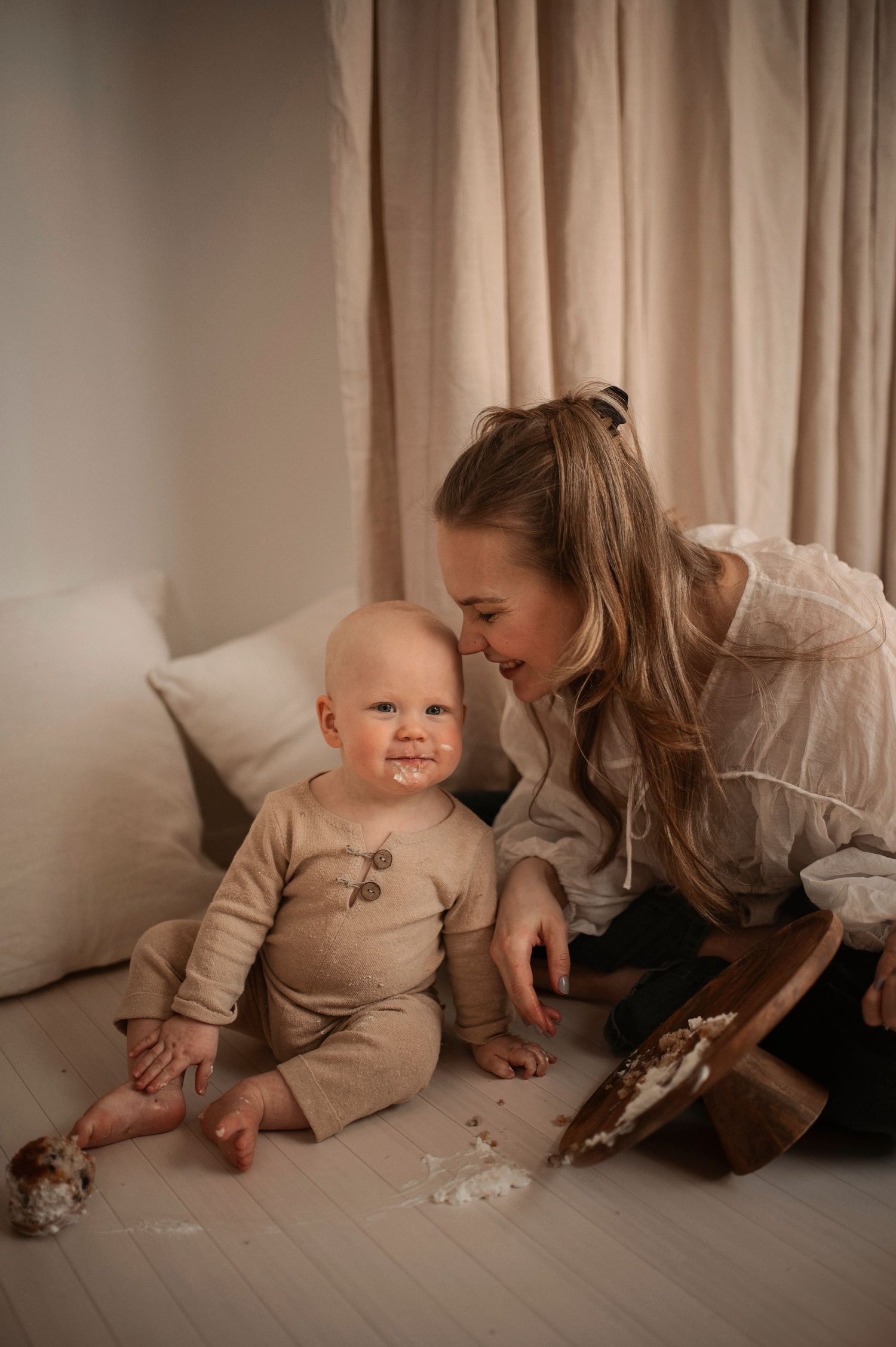 Ettårsfotografering i Hässleholm med mamma och bebis som äter tårta i en smash the cake-session i studio.