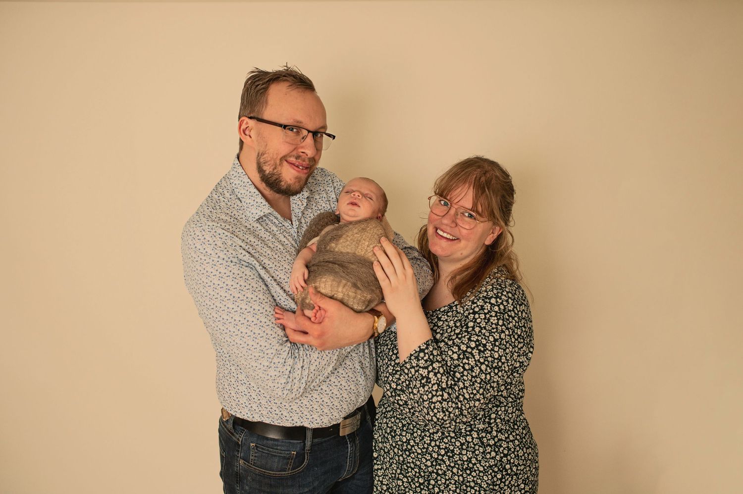 Nyföddfotografering i Skåne hos Lovestories by Sara. familjebilder på nyföddfotograferingen.
