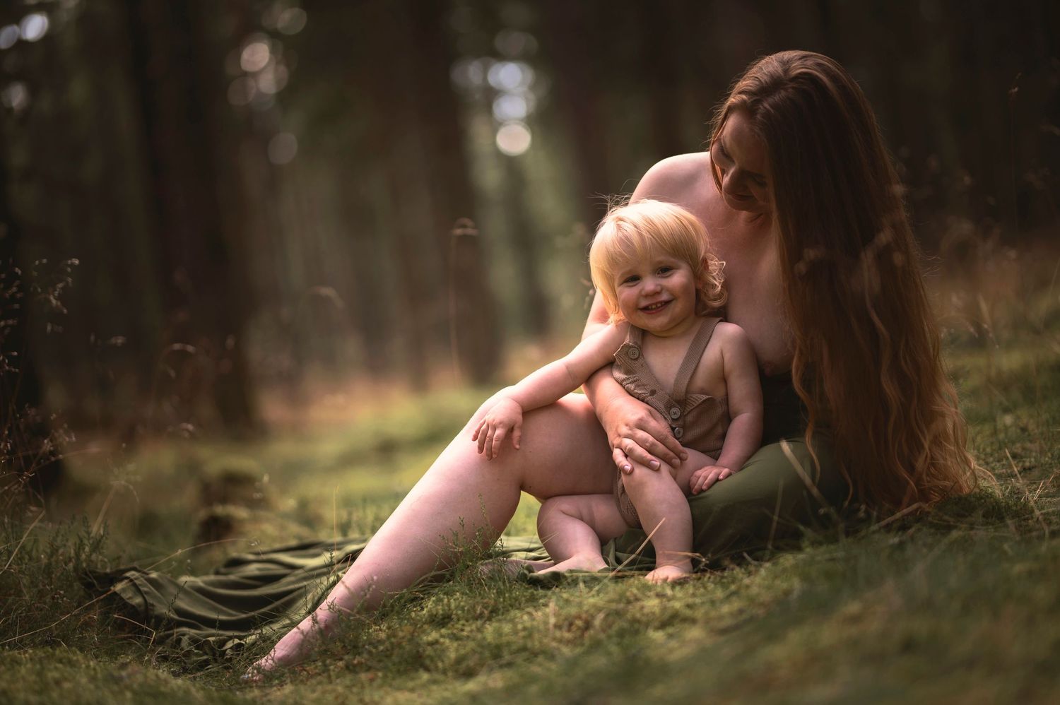 Amningsfotografering i Skåne med mamma och bebis i intimt och naturligt utomhusljus.