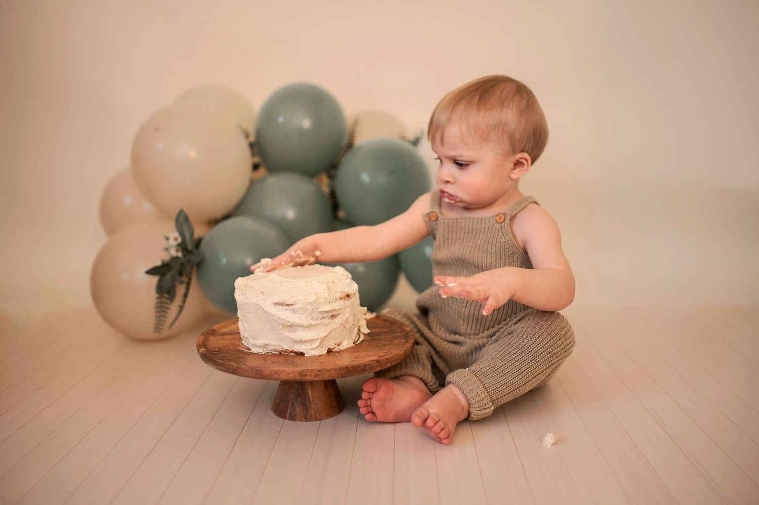 Smash the cake fotografering i Hässleholm. Bilderna är tagna hos Lovestories By Sara i Skåne.