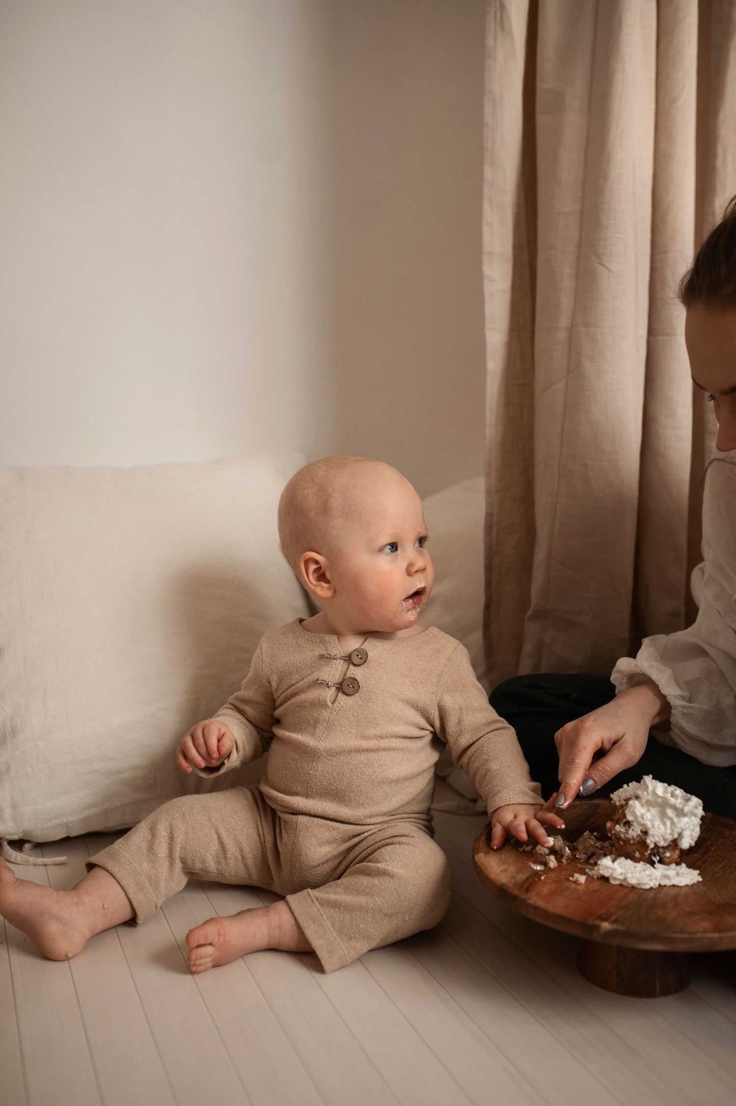 Förälder och bebis delar en glad stund under en familjefotografering i Hässleholm.