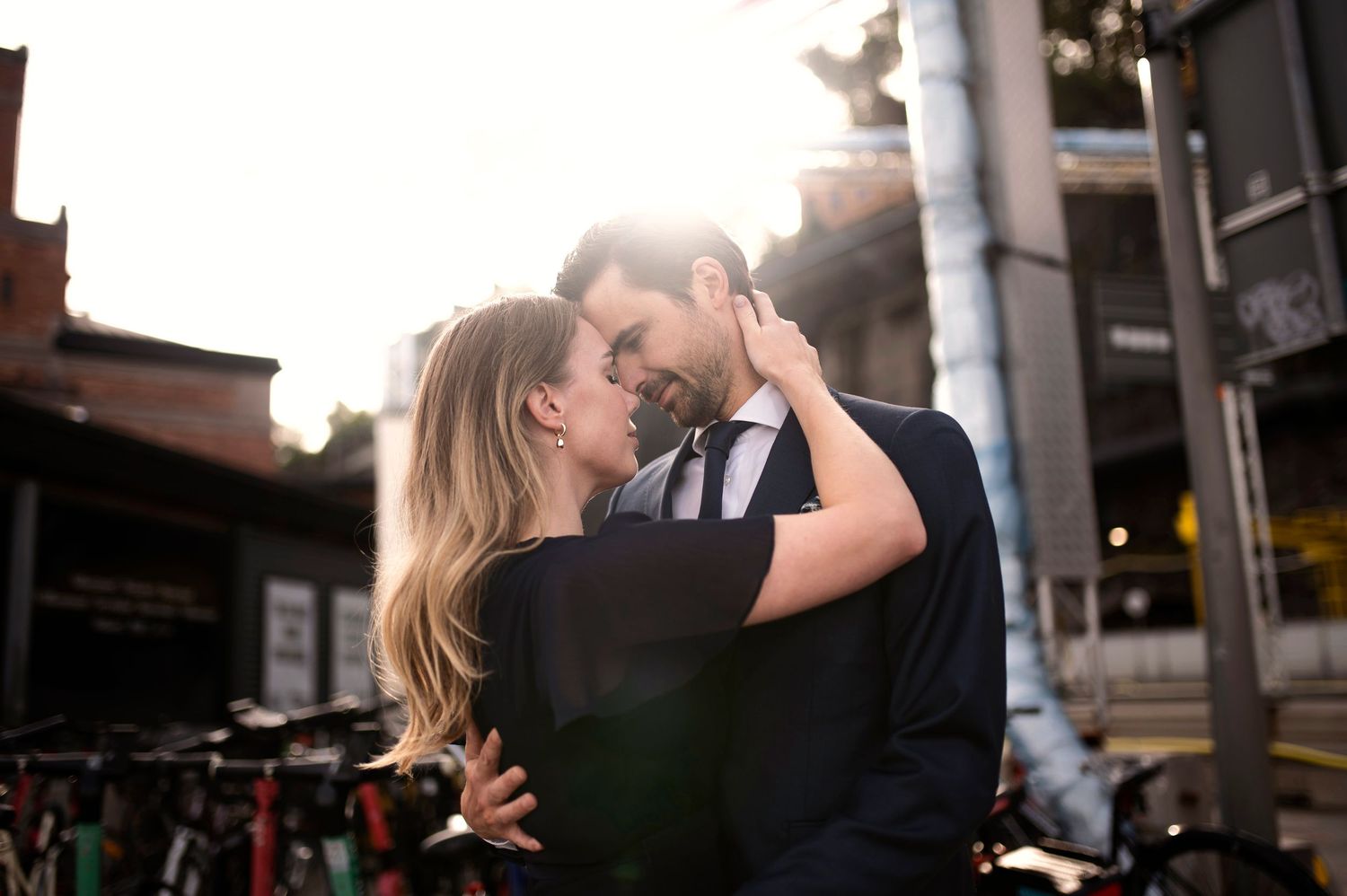 Parfotografering i stadsmiljö i Skåne med romantiskt par i gyllene kvällsljus i urban miljö.