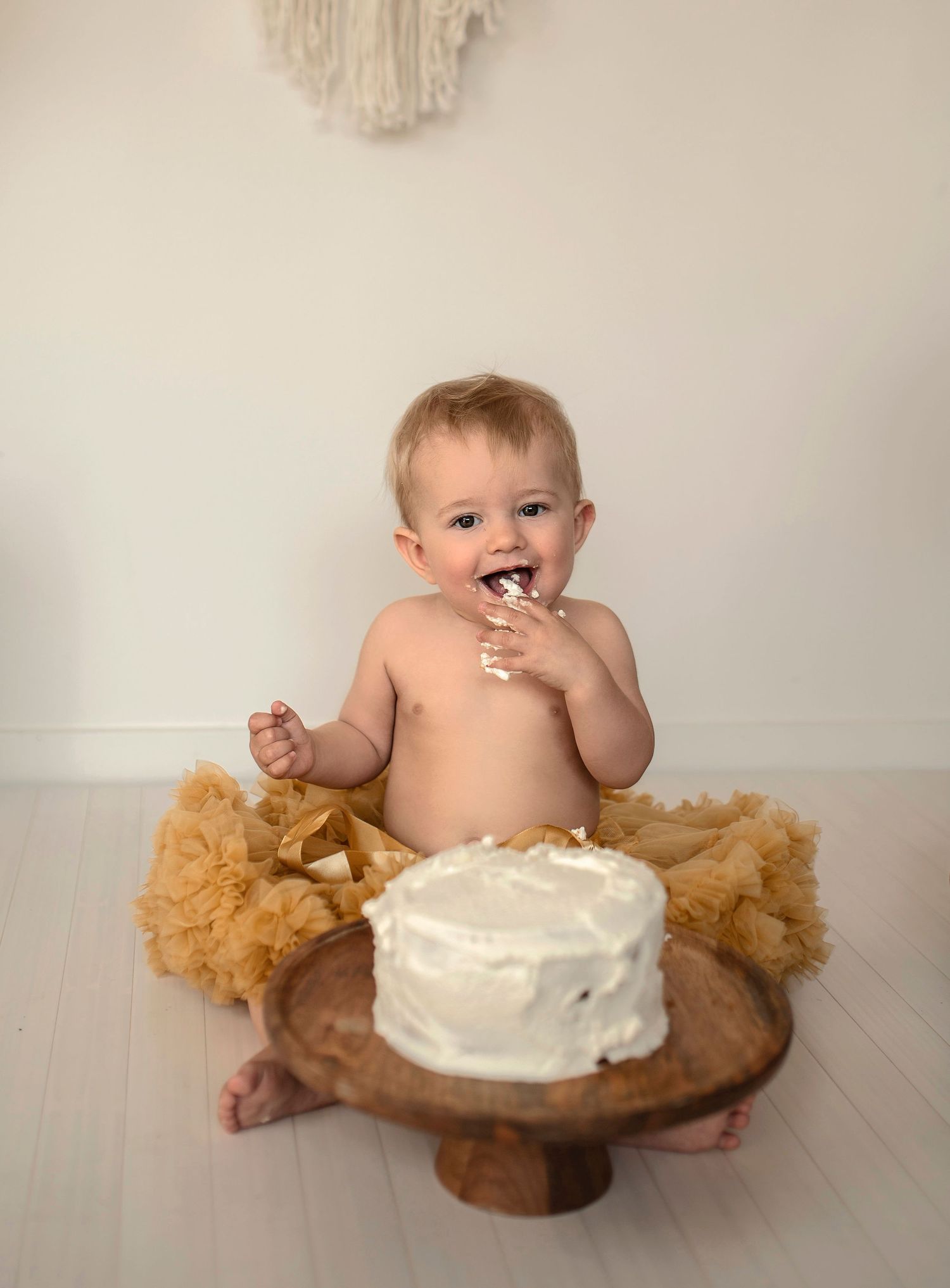 Ettårsfotografering i Hässleholm där en liten flicka firar med smash the cake och födelsedagstårta.