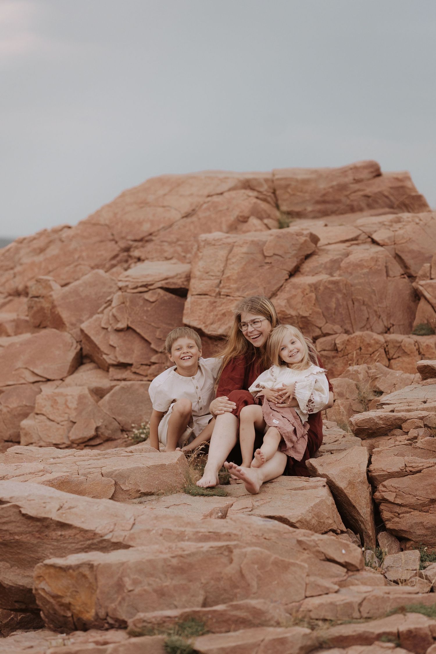 Mamma och två barn fotograferade vid Hovs Hallar i Skåne under en familjefotografering i naturen.