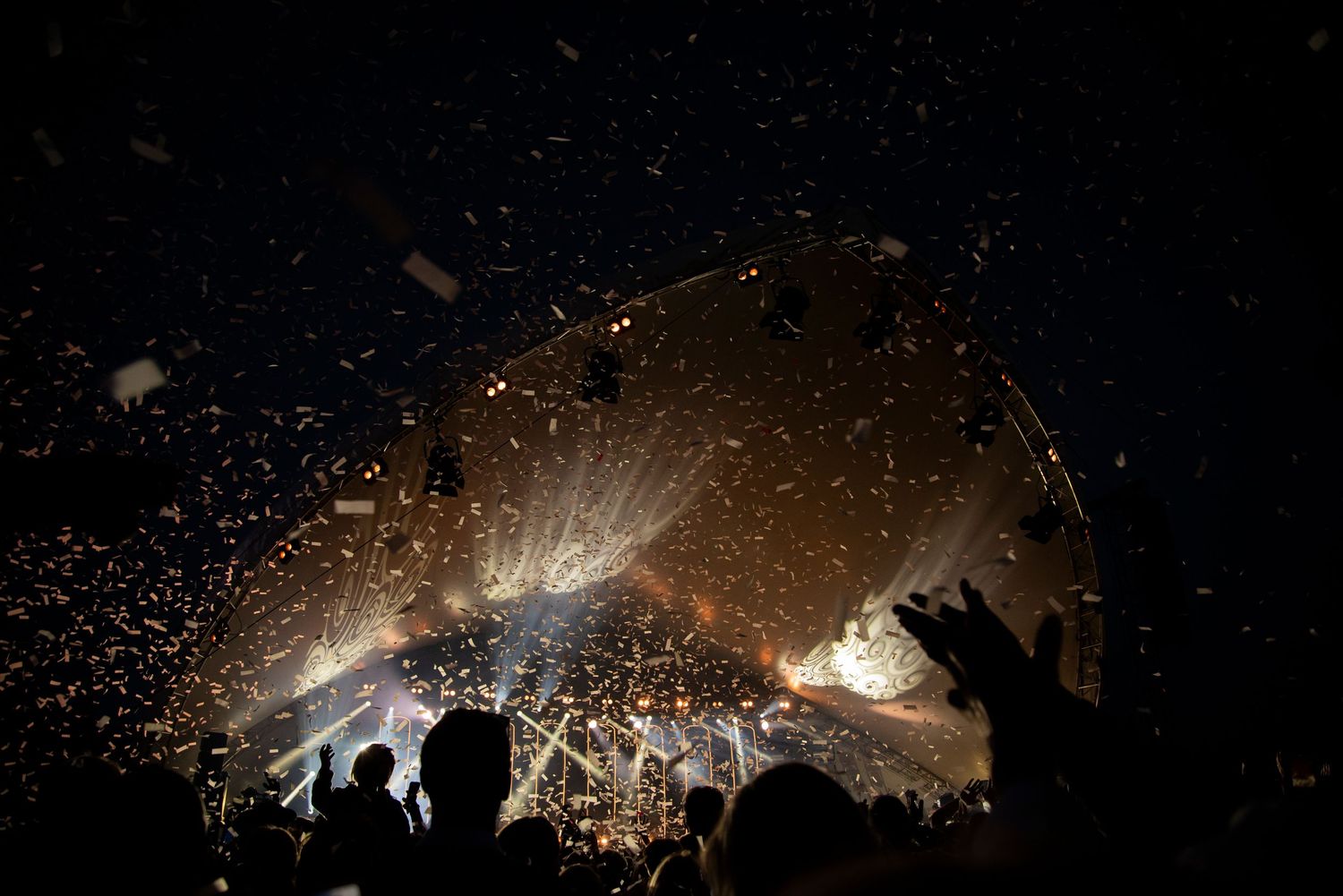 Konsertfotografering i Skåne med publik som firar under guldkonfetti i nattlig utomhuskonsert.