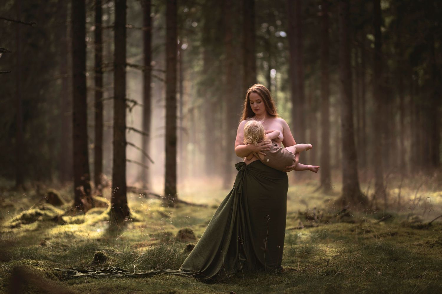 Amningsfotografering i Skåne med mamma och bebis i intimt och naturligt utomhusljus.