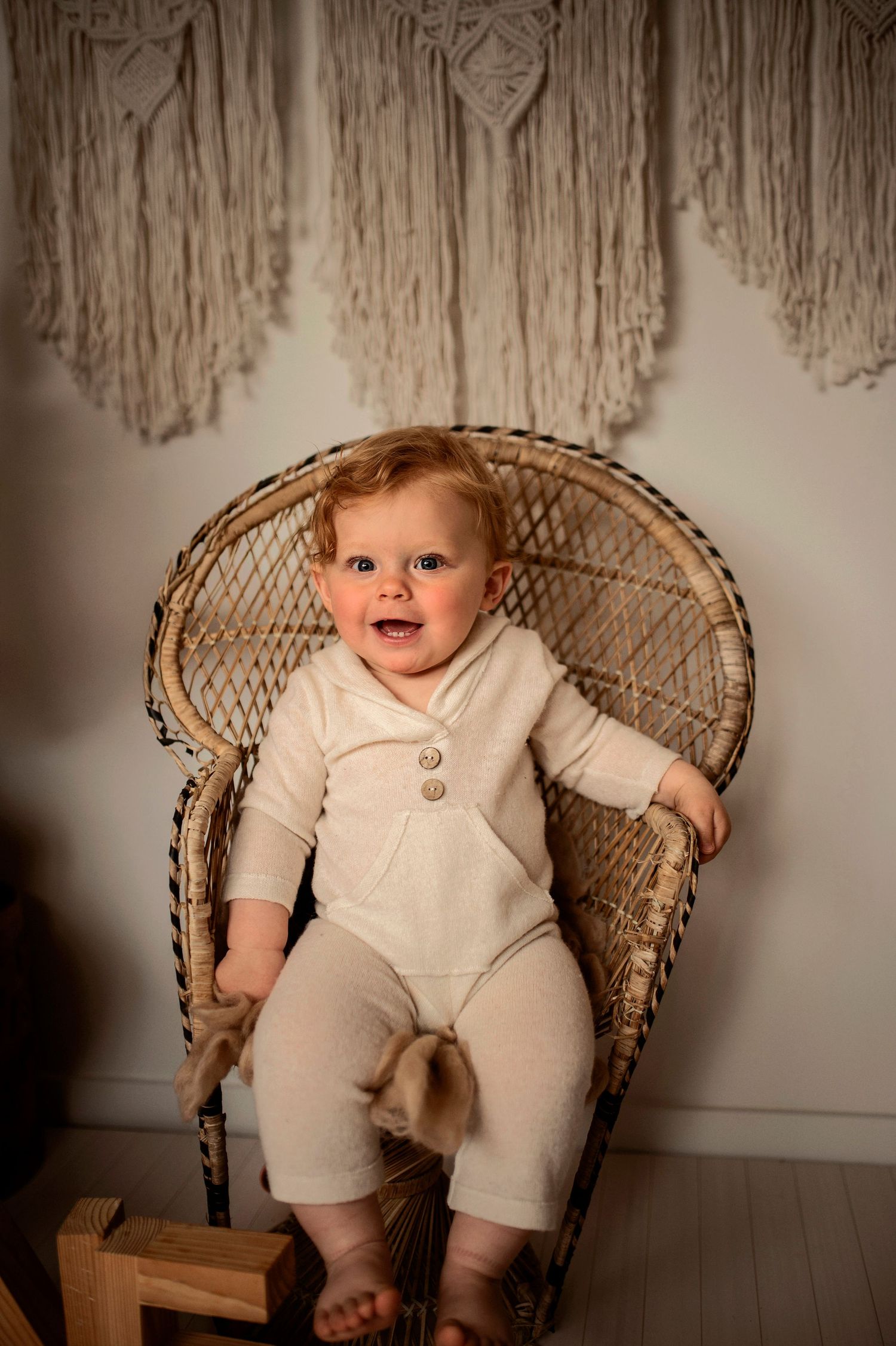 Smash the cake-fotografering i studio i Hässleholm med bebis och födelsedagstårta framför makramévägg