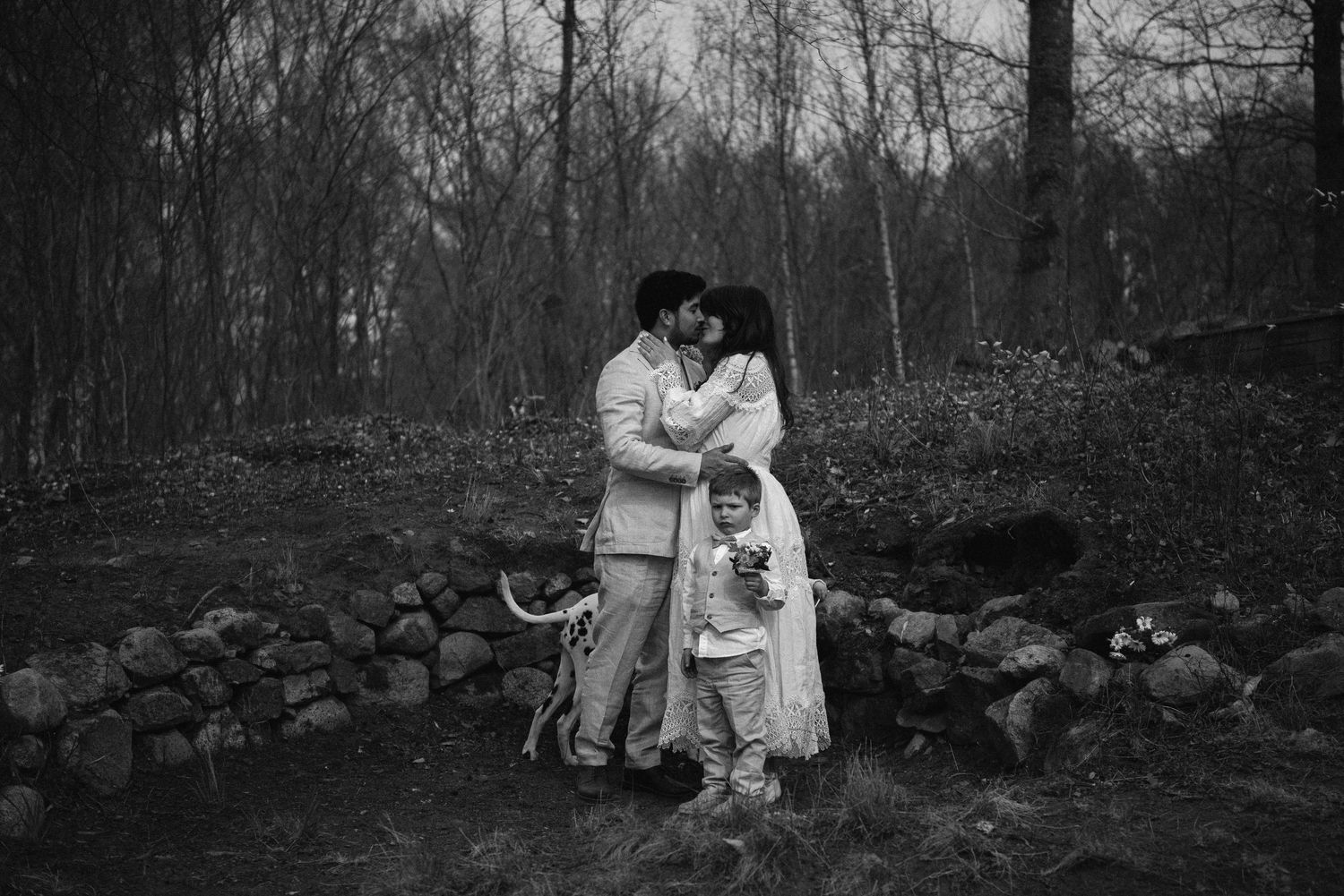 Bröllopsfotografering i Skåne på gård med brudpar i lantlig miljö i mjukt ljus.